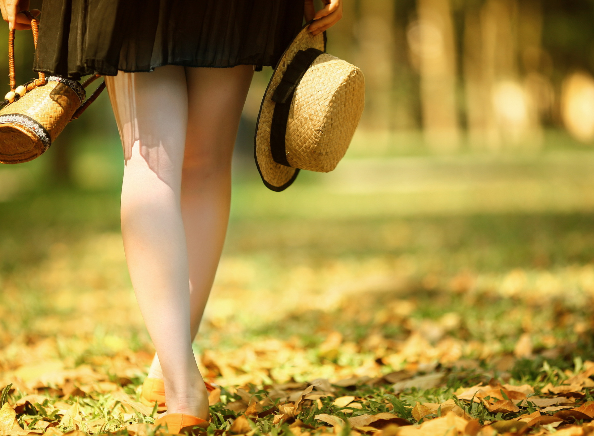 Красивые женские ноги. Осень ноги. Девушка ноги осень. Осень ноги листва. Осень к весне ревновать