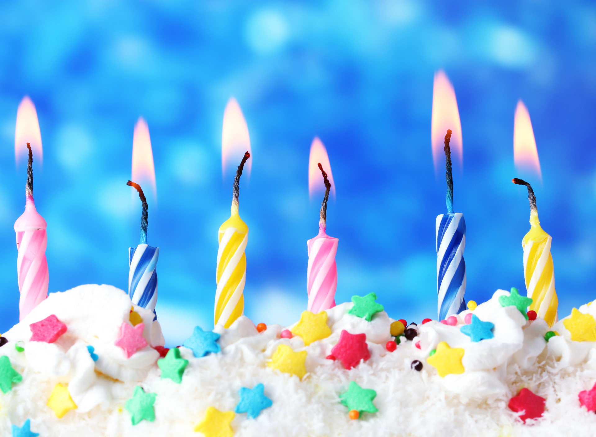 A birthday. Торт со свечками. Праздничный торт со свечами. Открытка с днём рождения торт. Свеча в торт "с днем рождения".