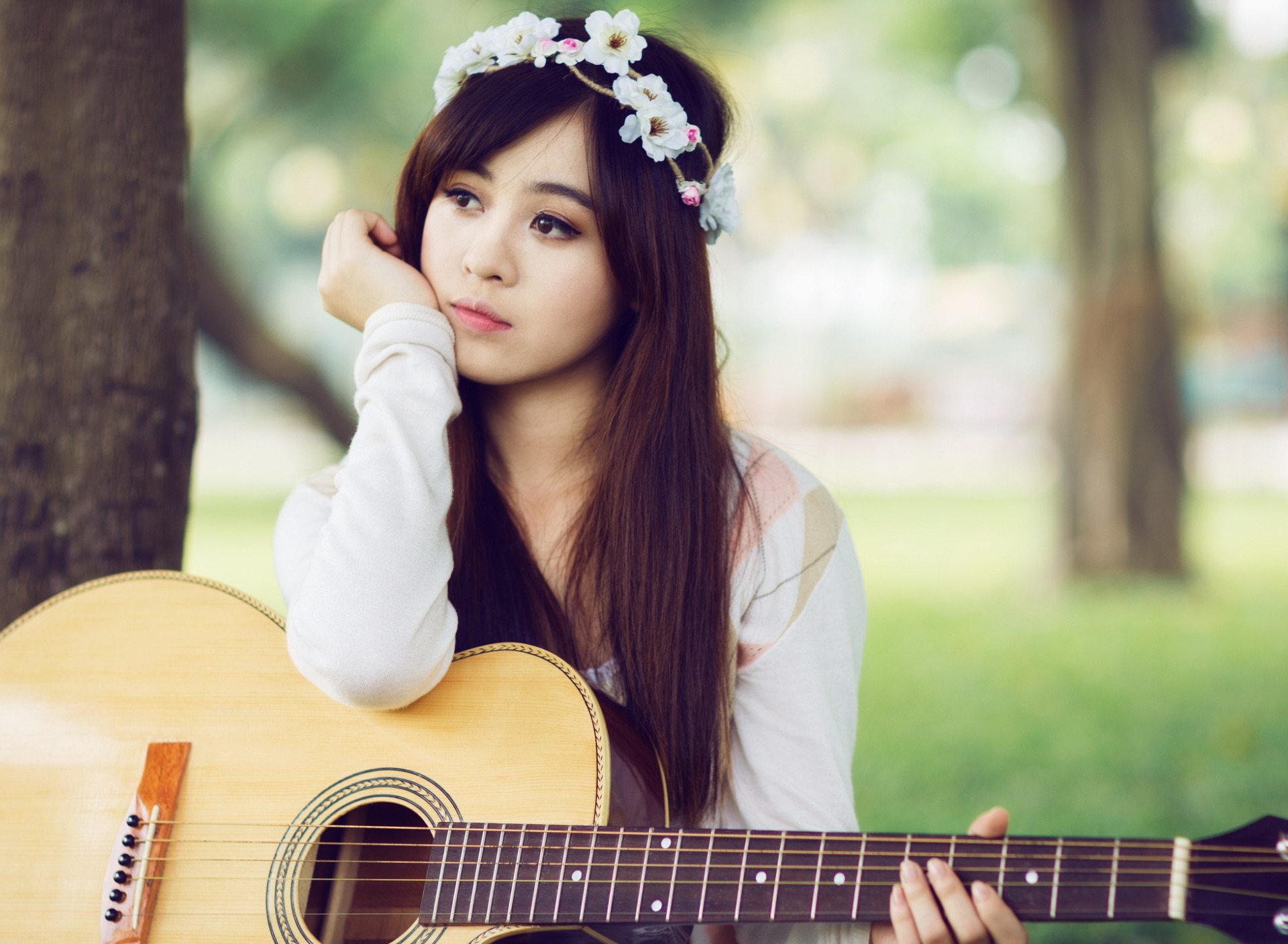 Красивые девушки мп3. Девушка с гитарой. Девушка с электрогитарой. Азиатка с гитарой. Скромная девушка +гитара.