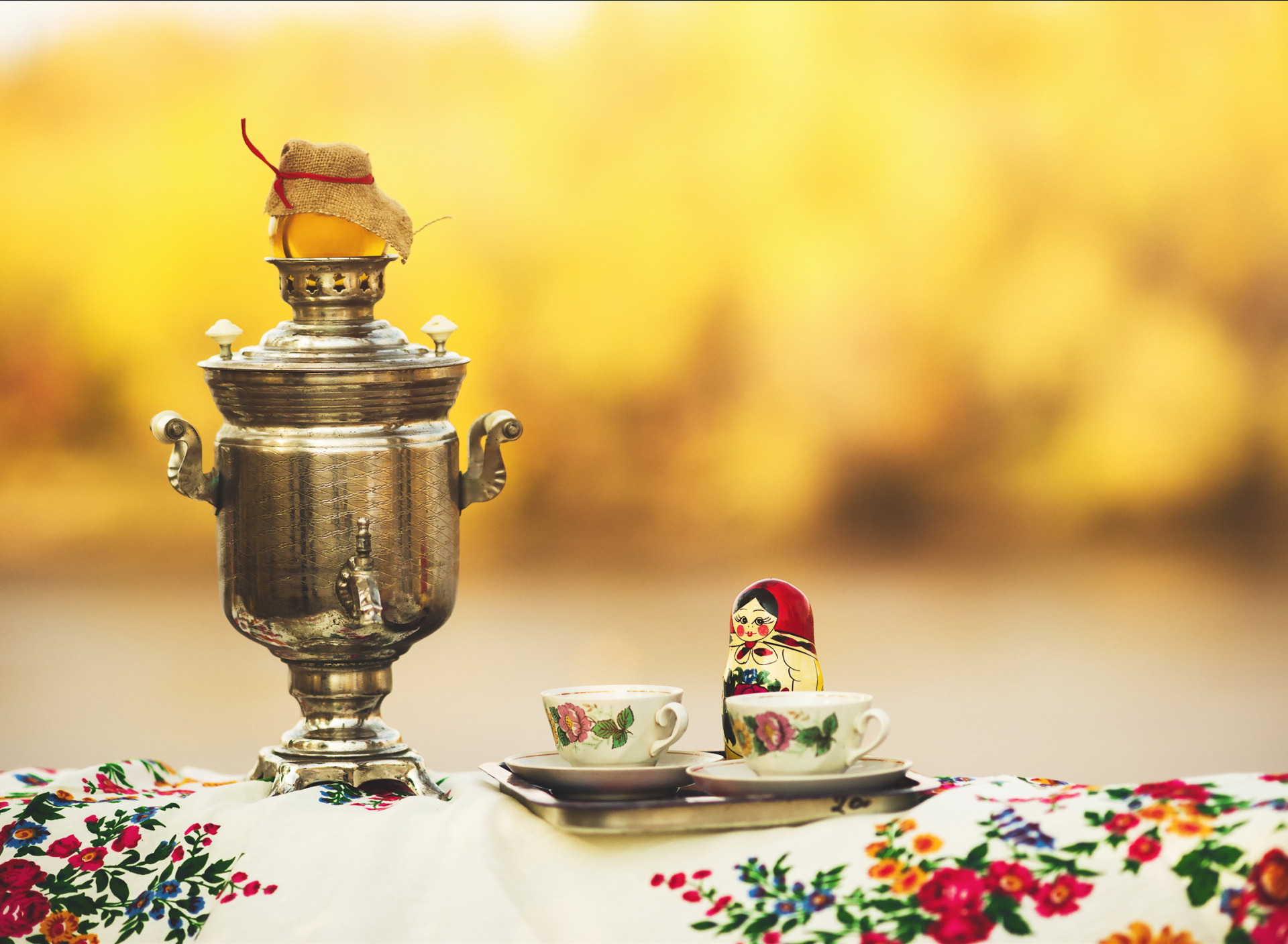 Самовар. Русское чаепитие с самоваром. Чайная церемония с самоваром. Самовар на столе. Плакат самовар