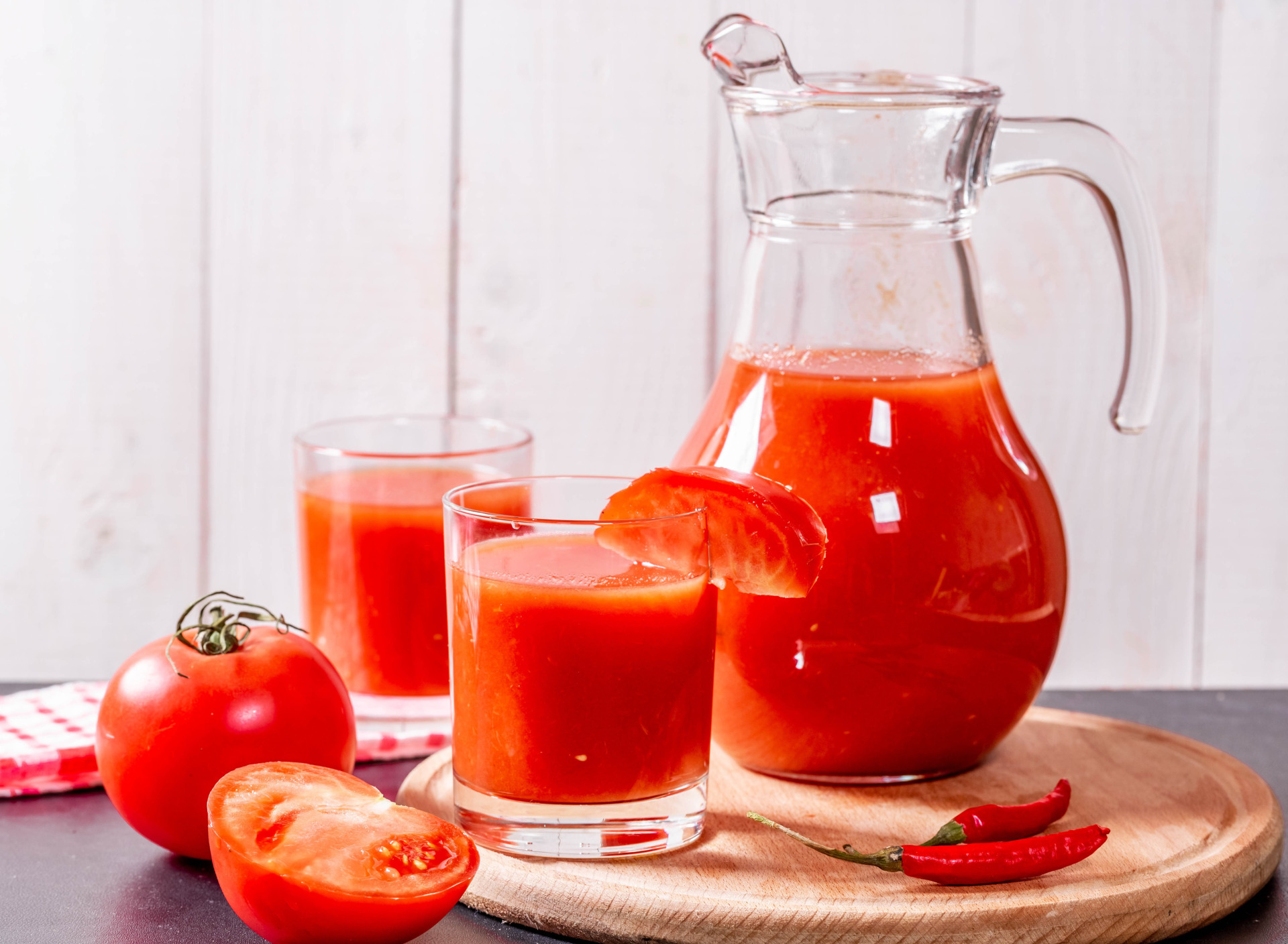 Сок помидоры самый вкусный рецепт. Томатный сок 7сэй. Графин для сока. Кувшин для сока. Графин с томатным соком.