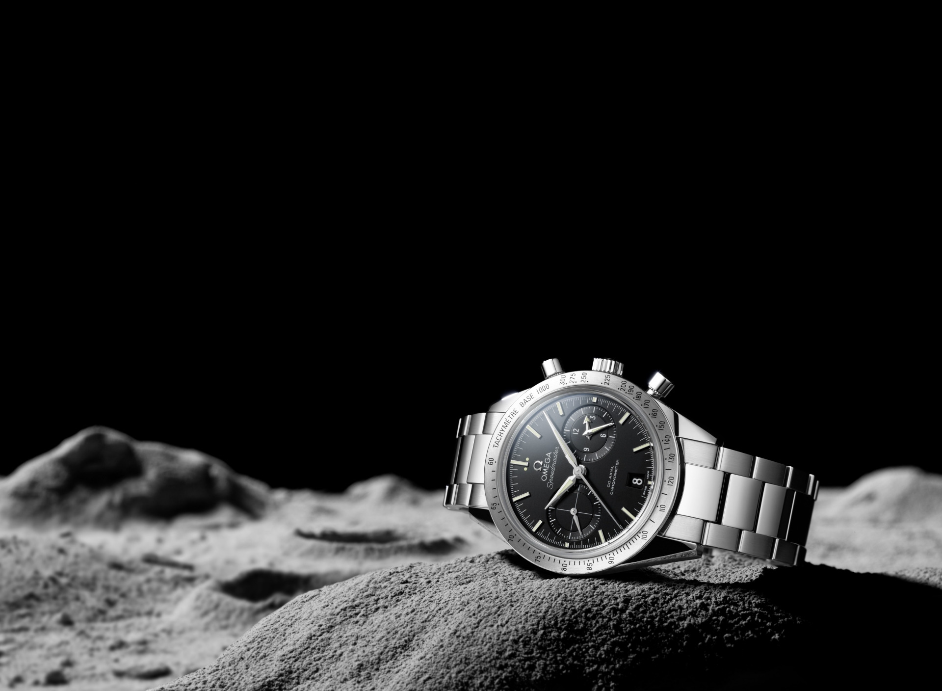 Watch sites. Omega Speedmaster на Луне. Omega Speedmaster 57. Часы на черном фоне. Наручные часы на черном фоне.