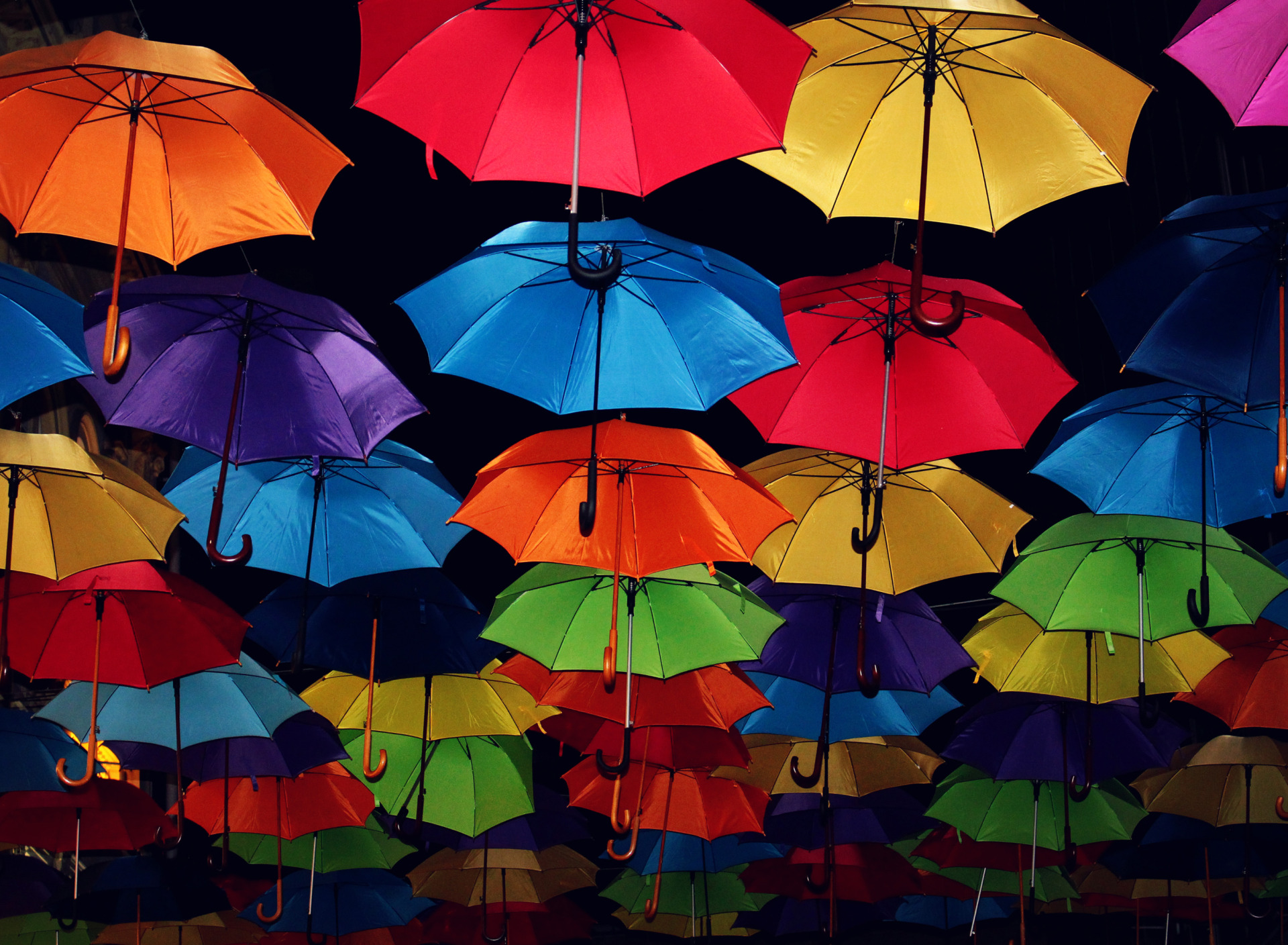 Света зонтик. Разноцветный зонт. Зонтики яркие. Разноцветные зонтики. Радужные зонтики.