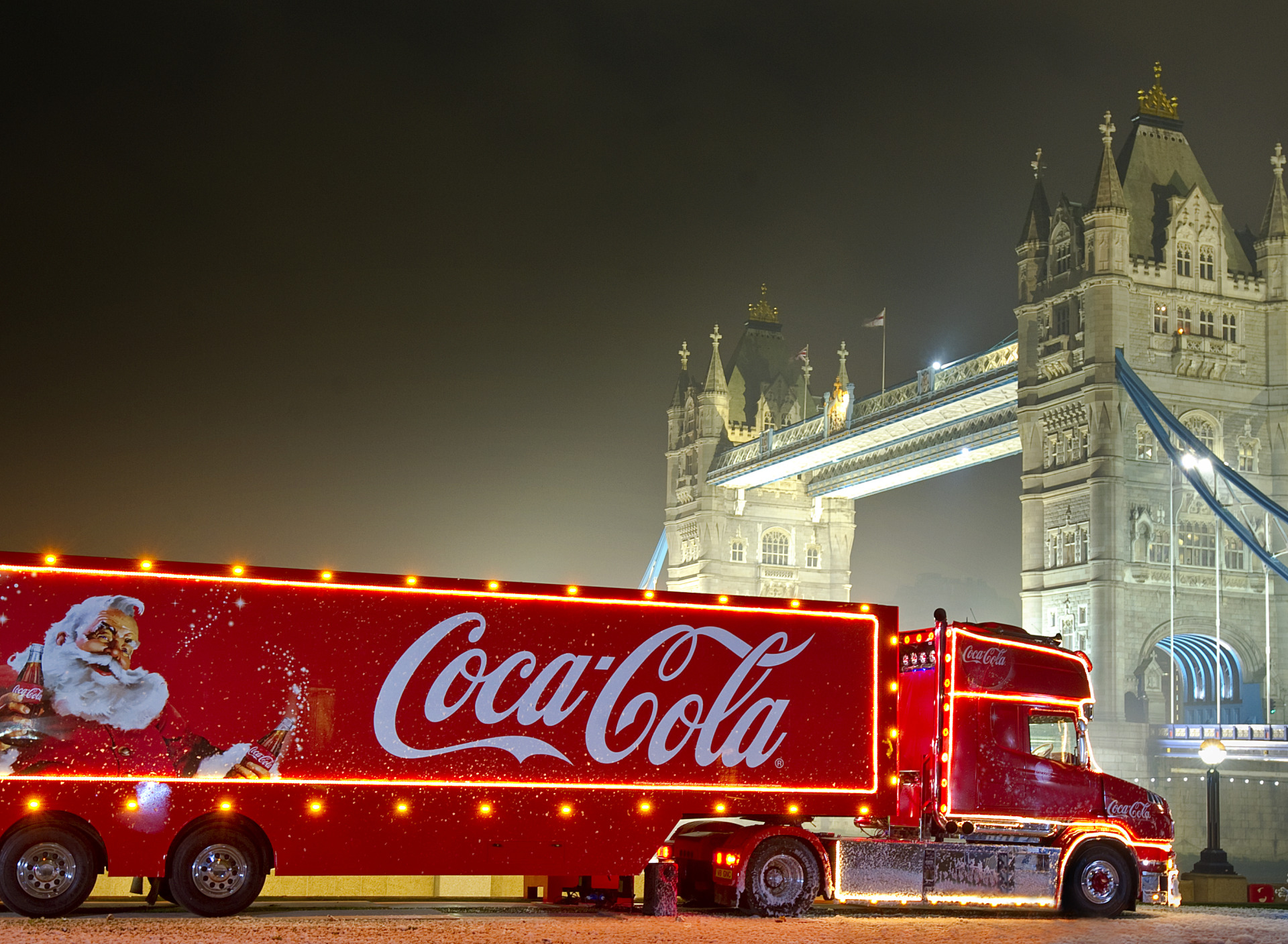 Скачать обои новый год, рождество, coca cola, Кока кола, новогодний  грузовик, christmas truck, реклама coca cola, Санта клаус, раздел новый год  в разрешении 1920x1408