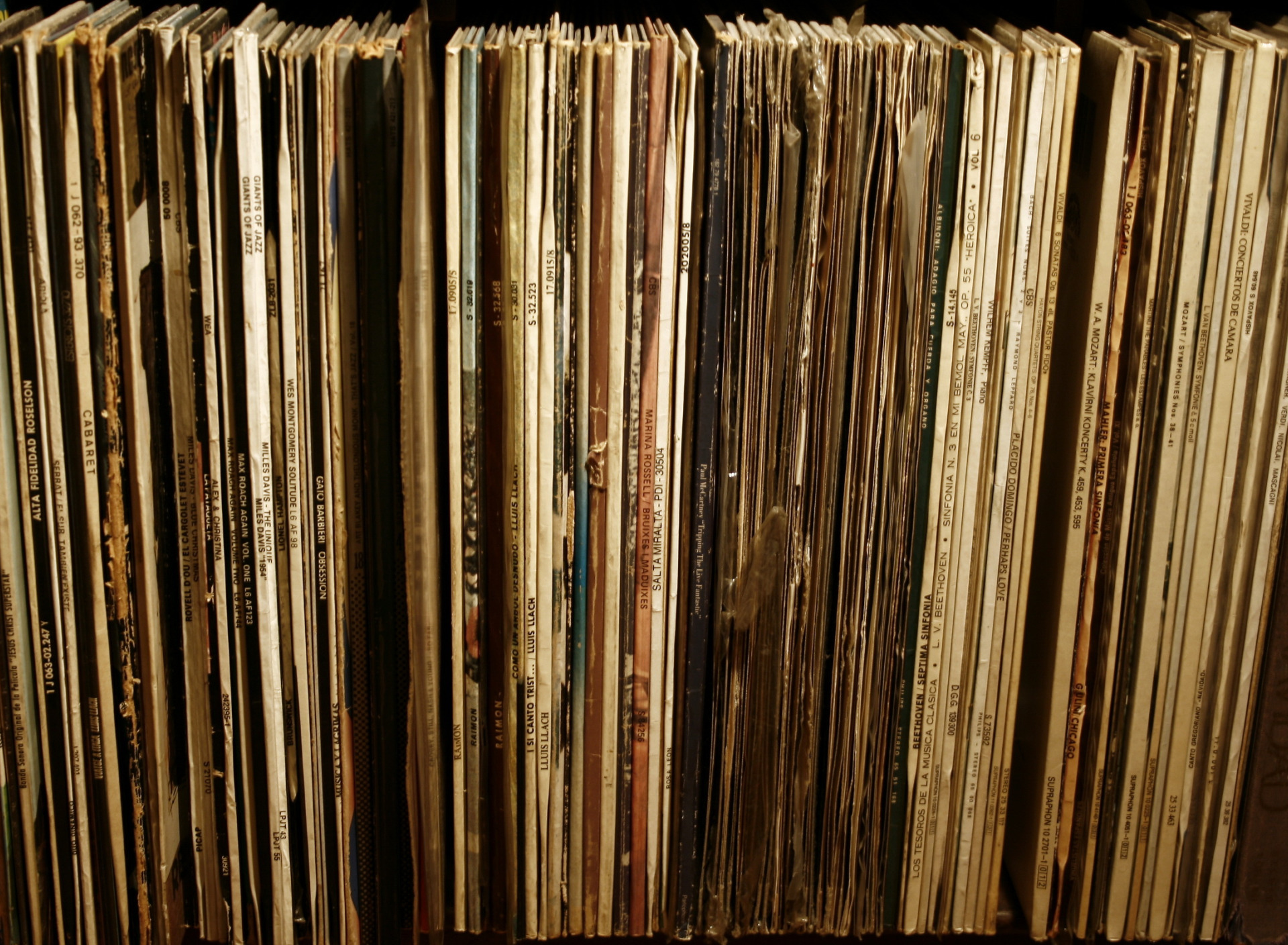 Record albums. Стопка пластинок. Обои 24216-4 Vinyl Wallpaper. Vinyl record. Альбом для обои 1920 1080 винил.