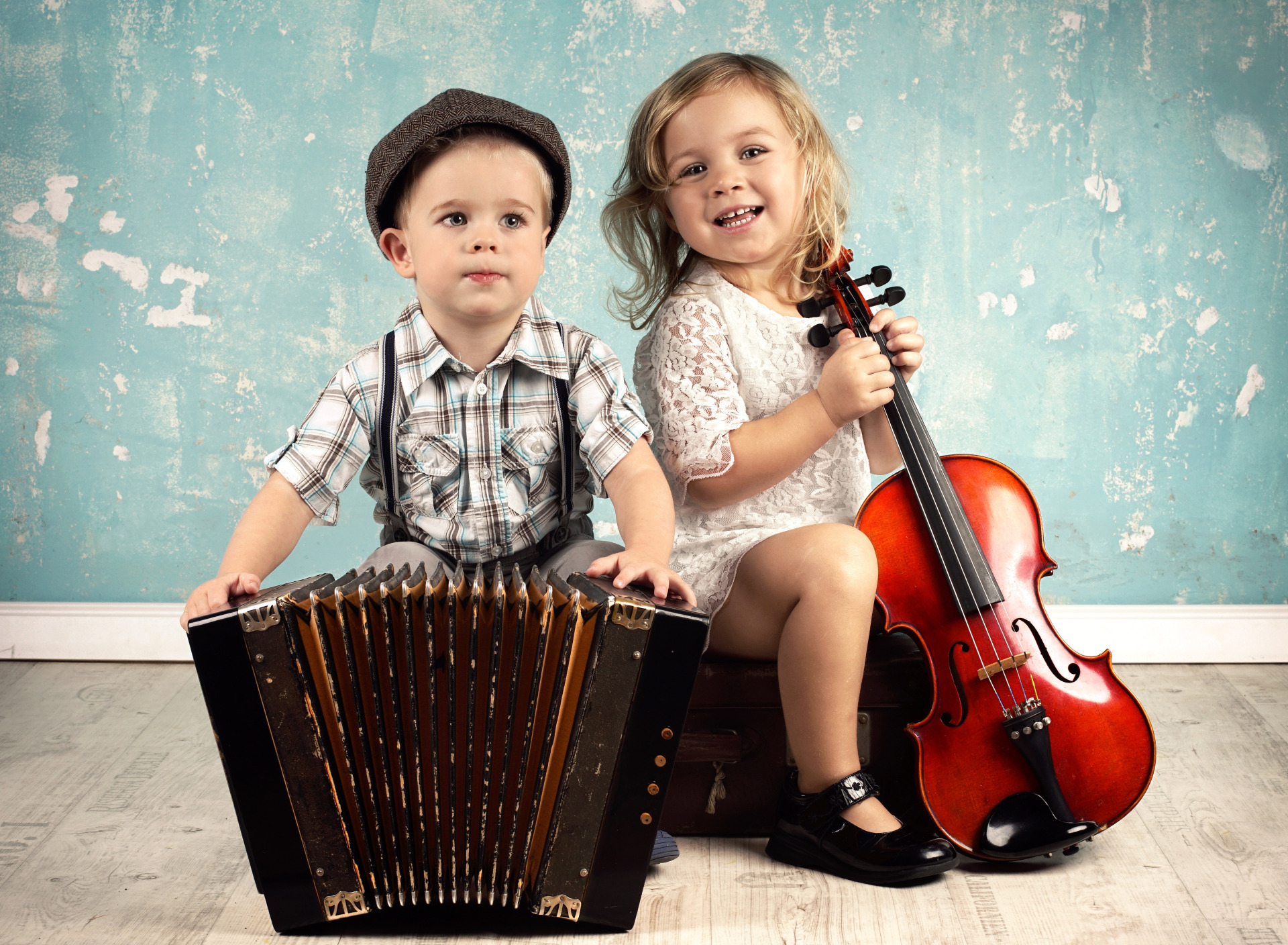 Музыка для малышей видео. Музыкальные инструменты для детей. Дети музыканты. Дети играющие на музыкальных инструментах. Дети в музыкальной школе.