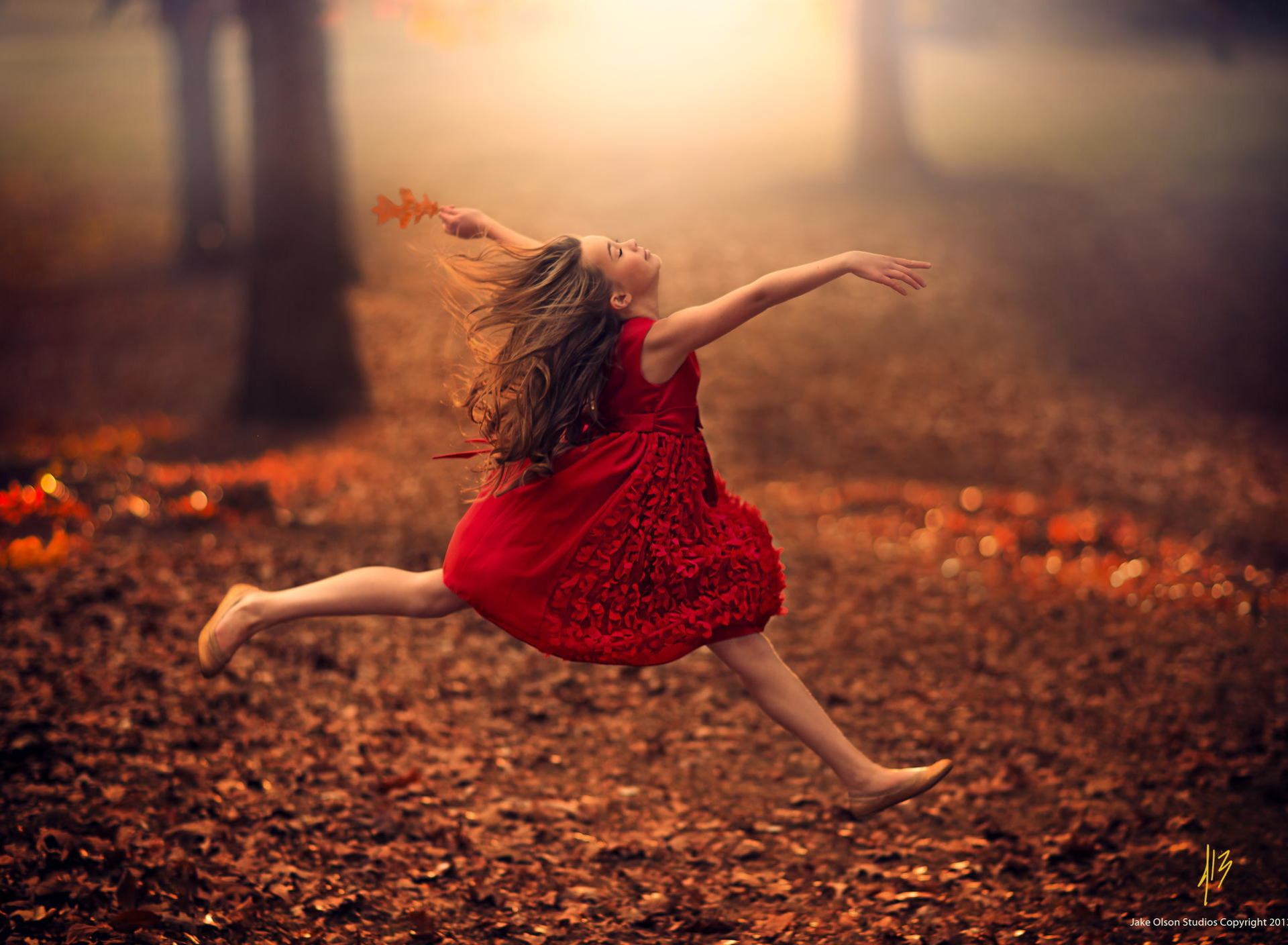 Молодая женщина танцует. Джейк Олсон (Jake Olson), США. Девушка танцует. Девушка бежит в платье. Девушка танцует осень.