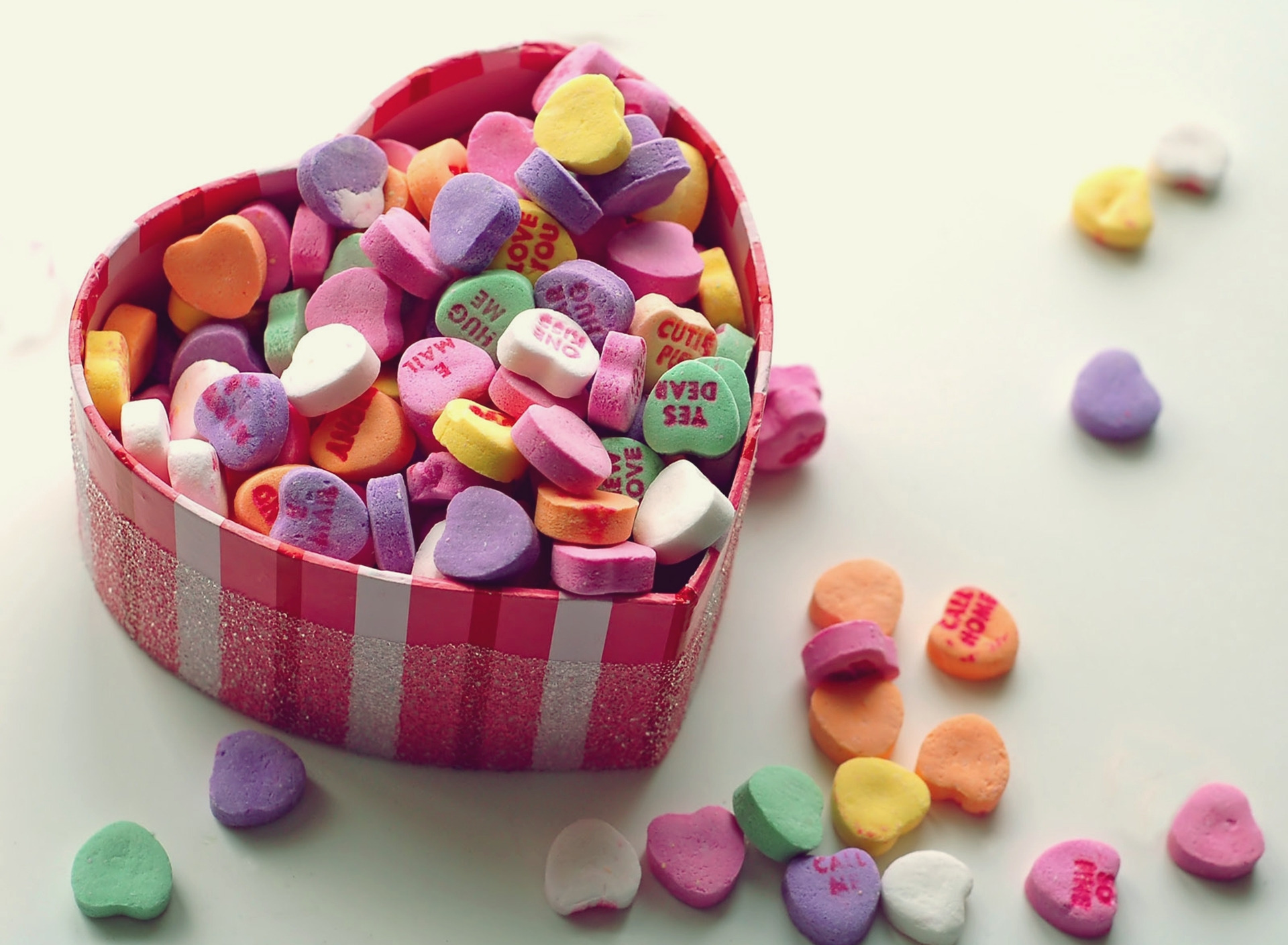 Небольшие сладости. Сладости. Красивые конфеты. Сладкое конфеты. Конфеты разноцветные.