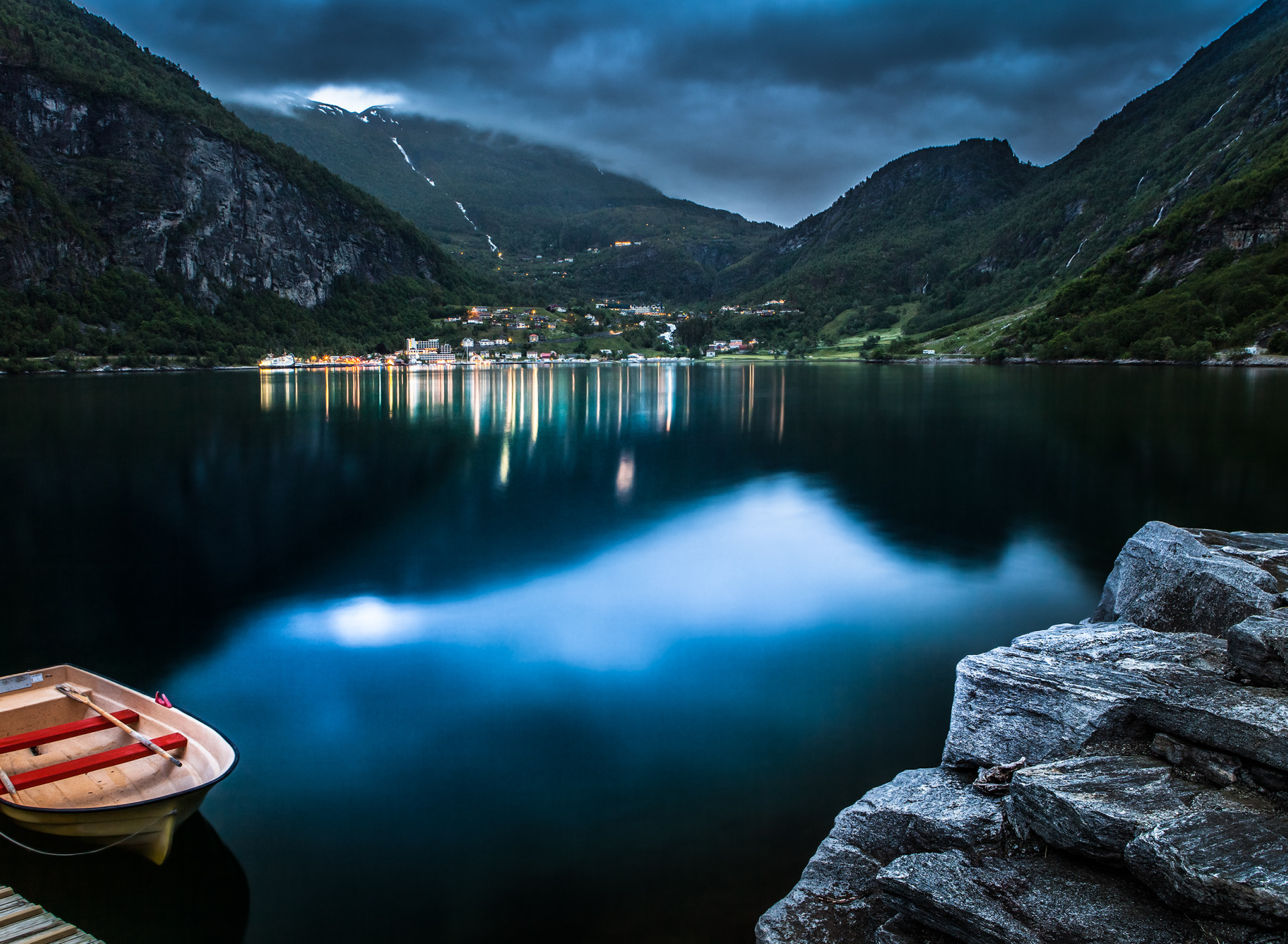 1920 1024. Озеро в Норвегии Фьорд. Норвегия фьорды яхта пейзаж. Озеро Бондхус Норвегия. Норвегия фьорды лодка.