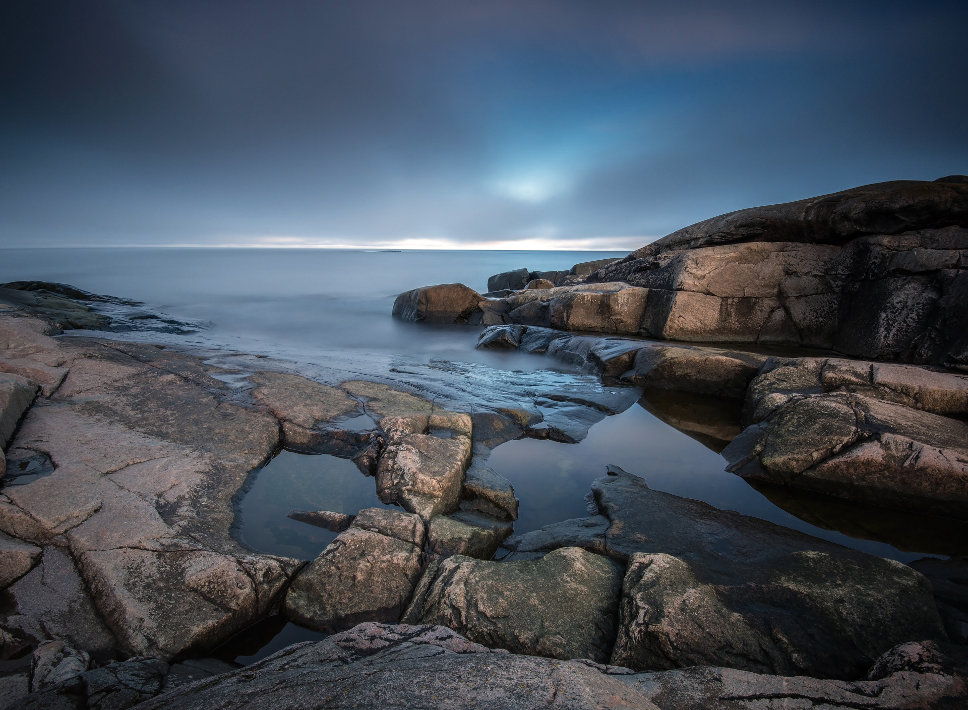 Каменистый берег моря. Скалистые камни в воде. Каменистый пейзаж. Камни на берегу.