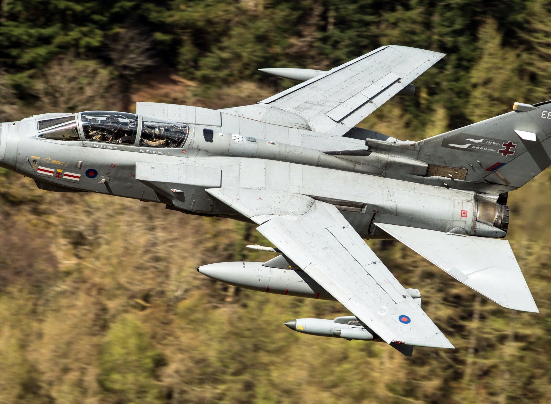 Вооружение самолета. Tornado gr.4 z609. Торнадо самолет ECR вооружение. Самолет Tornado gr.4 no.12 sq.. Самолёт Торнадо закочёный киль.