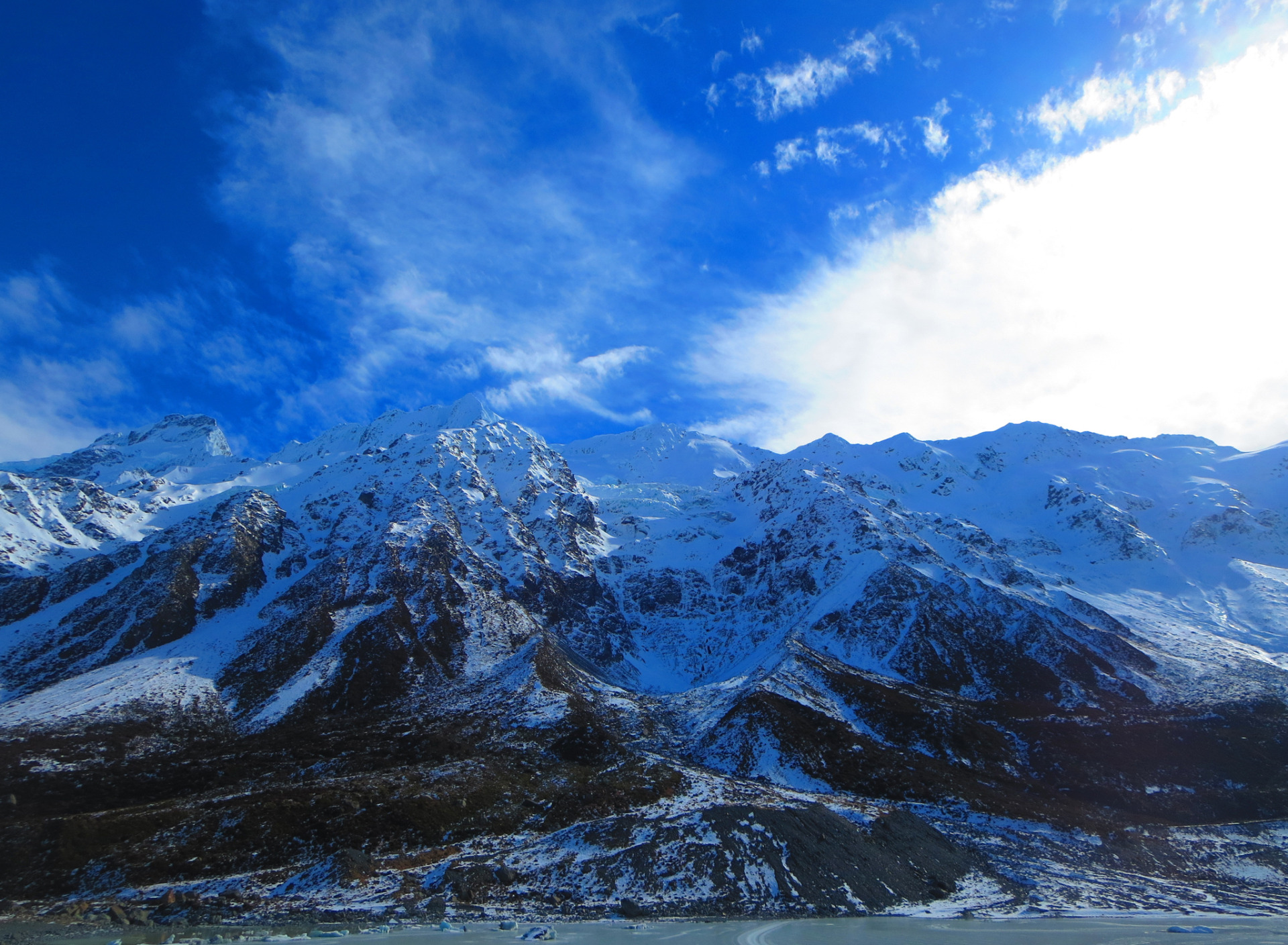 Snow mountain перевод. Небо заснеженные горы. Горы со снегом и зеленью. Снежные горы 5000 пикселей. Фон горы снег зелень.