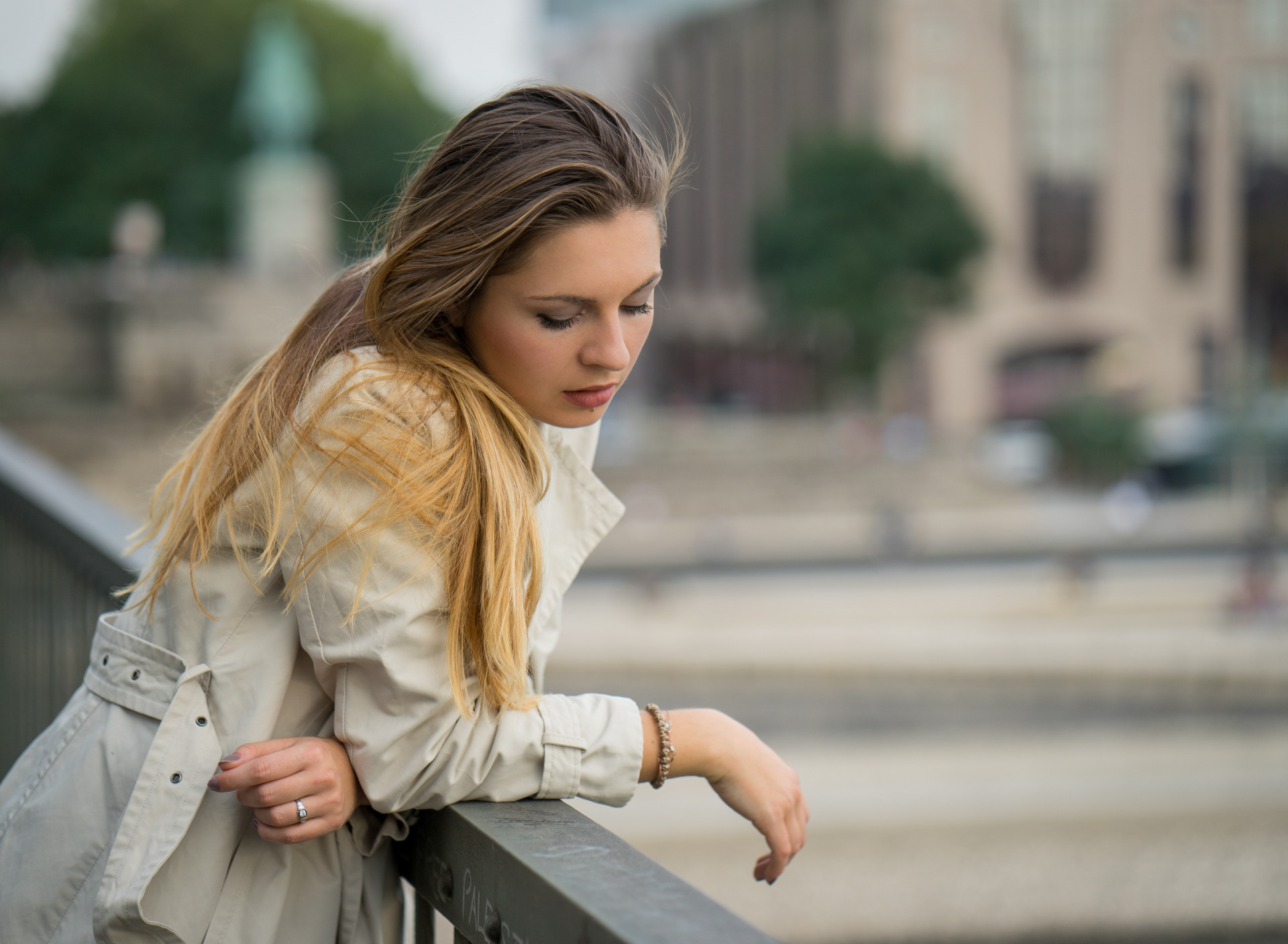 The young girl looked. Девушка. Грустная девушка. Задумчивая девушка. Скромная девушка.