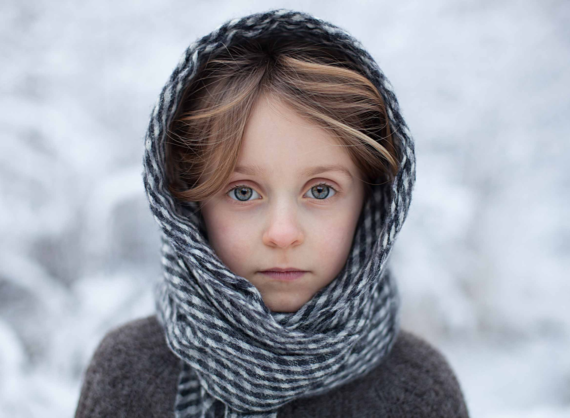 Девочка замотанная шарфом