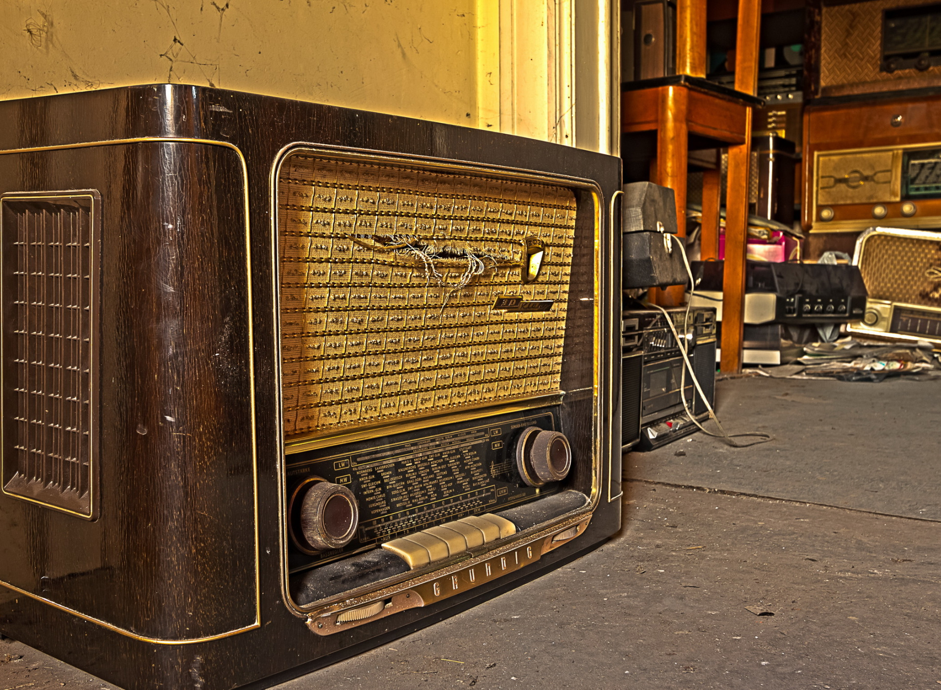 Сайт старое радио. Старый радиоприемник. Ретро радиоприемник. Старинные американские радиоприемники. Старый радиоприемник фон.