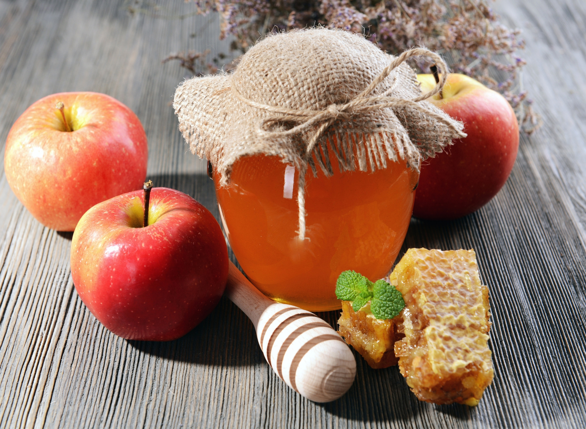 Пшеничные яблоком. Яблоки с медом. Яблочный и медовый спас. Яблоки мед орехи. Три Спаса мед яблоки орехи.