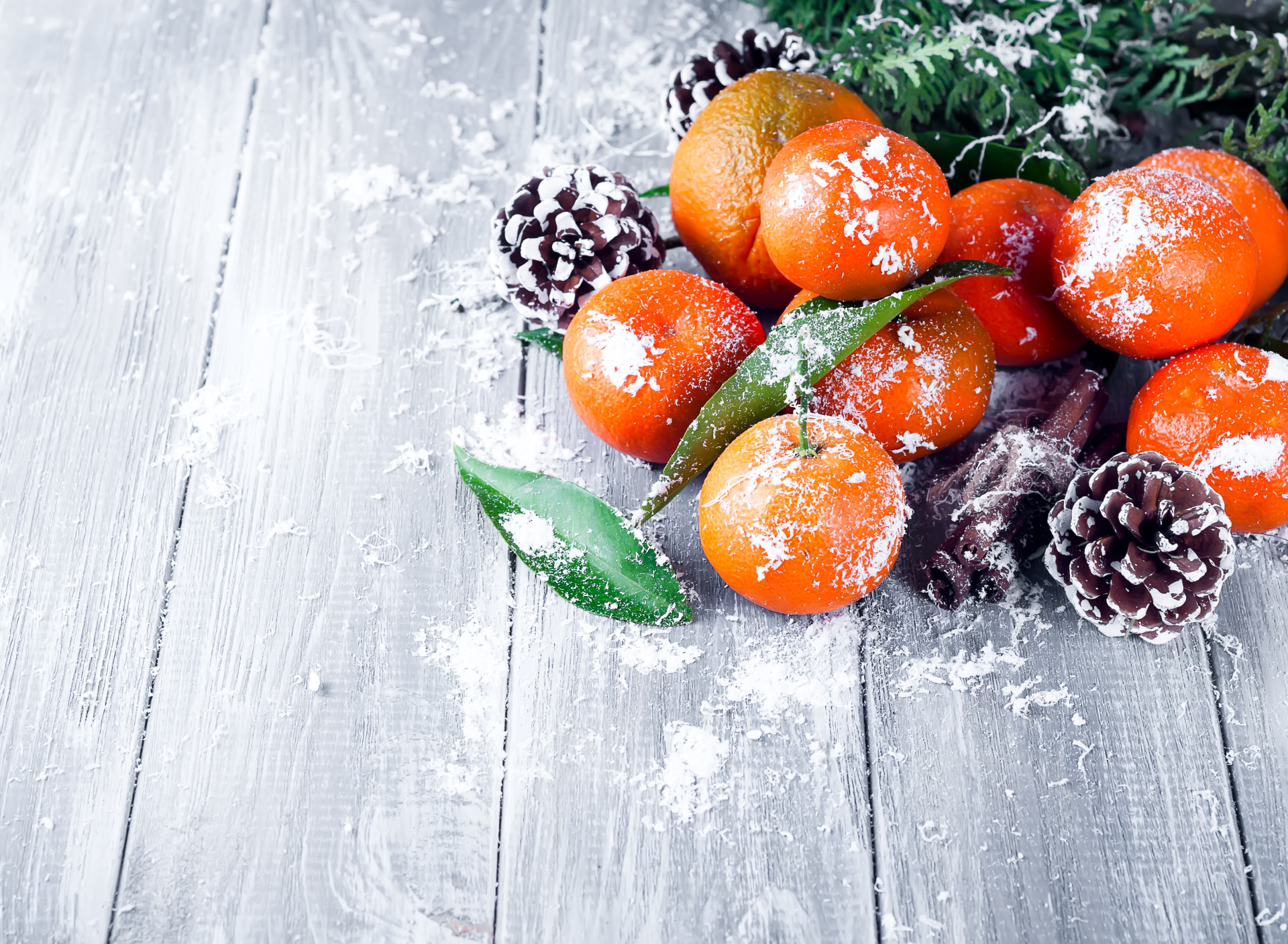 Новогодний фрукт. Мандарины новый год. Мандарины на снегу. Апельсины на снегу. Зима мандарины.