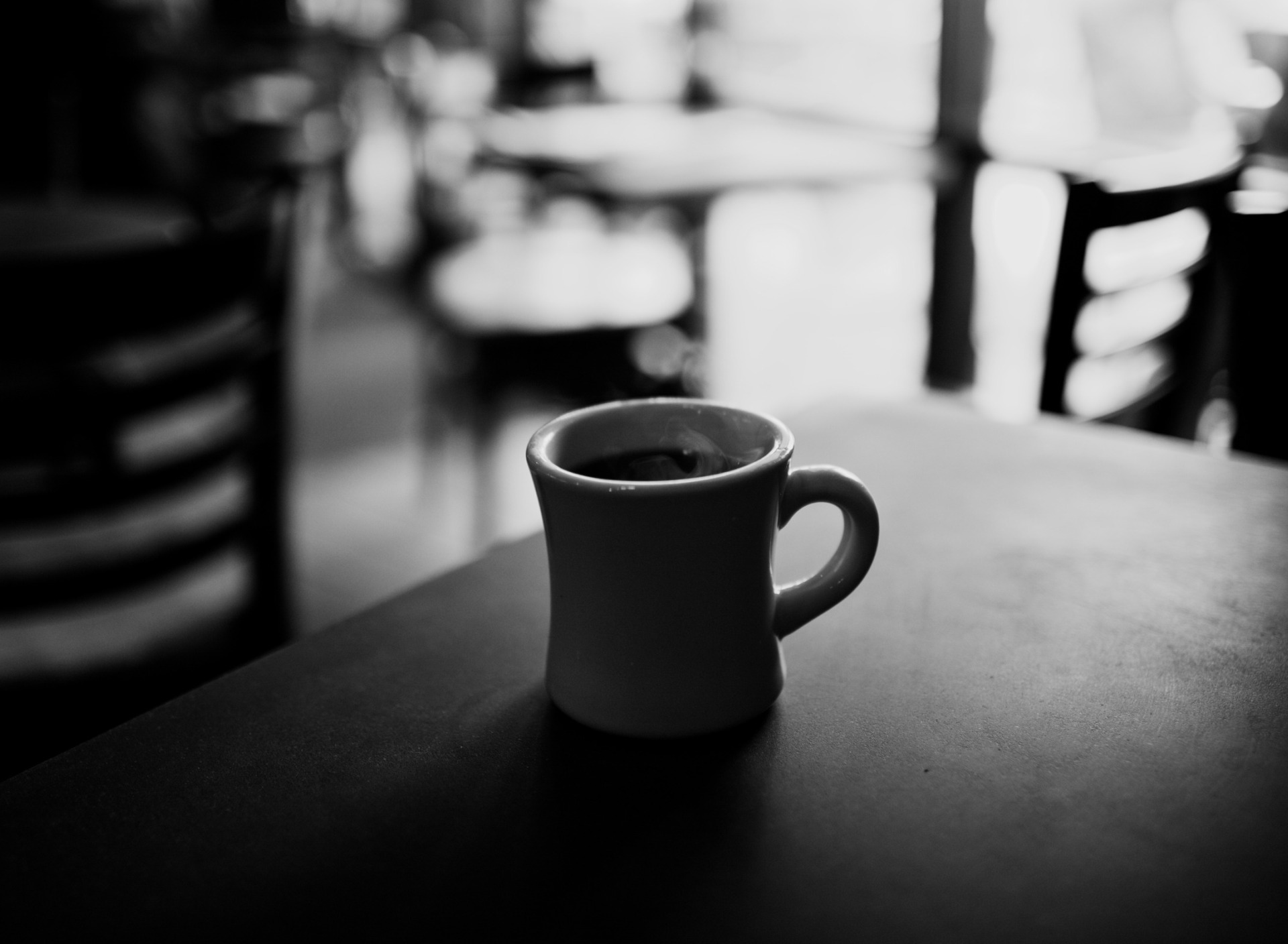 Черный кофе утром. Кружка кофе. Чашка кофе черно белая. Кофе в белой чашке. Чашка черно белая.