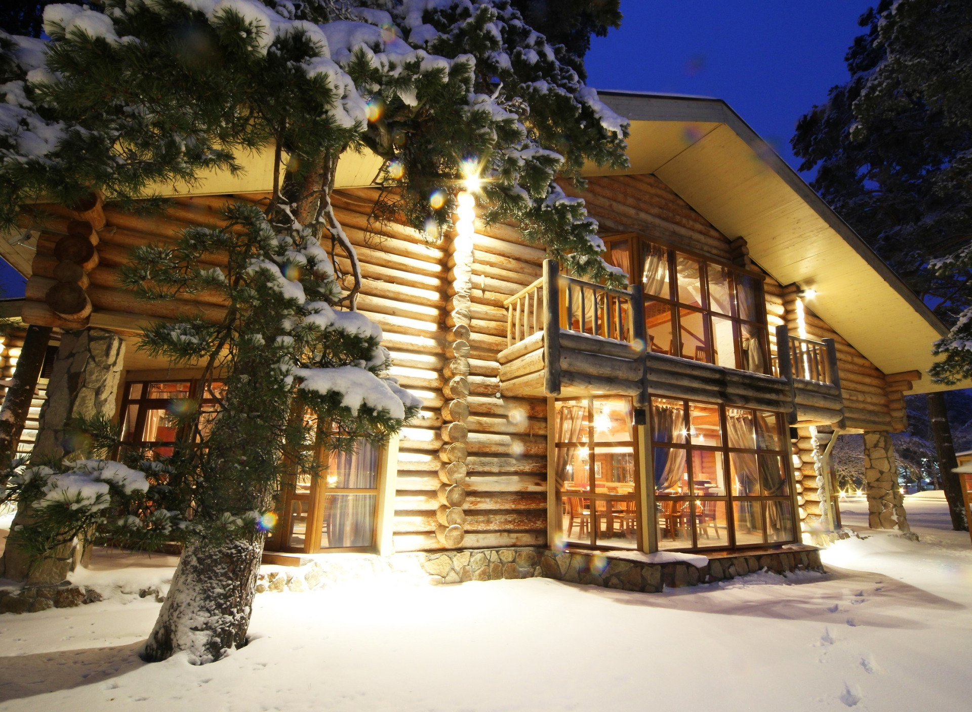 Деревянный дом снег. Зимний деревянный дом. Дом зимой. Загородный дом зимой. Новогодний деревянный дом.