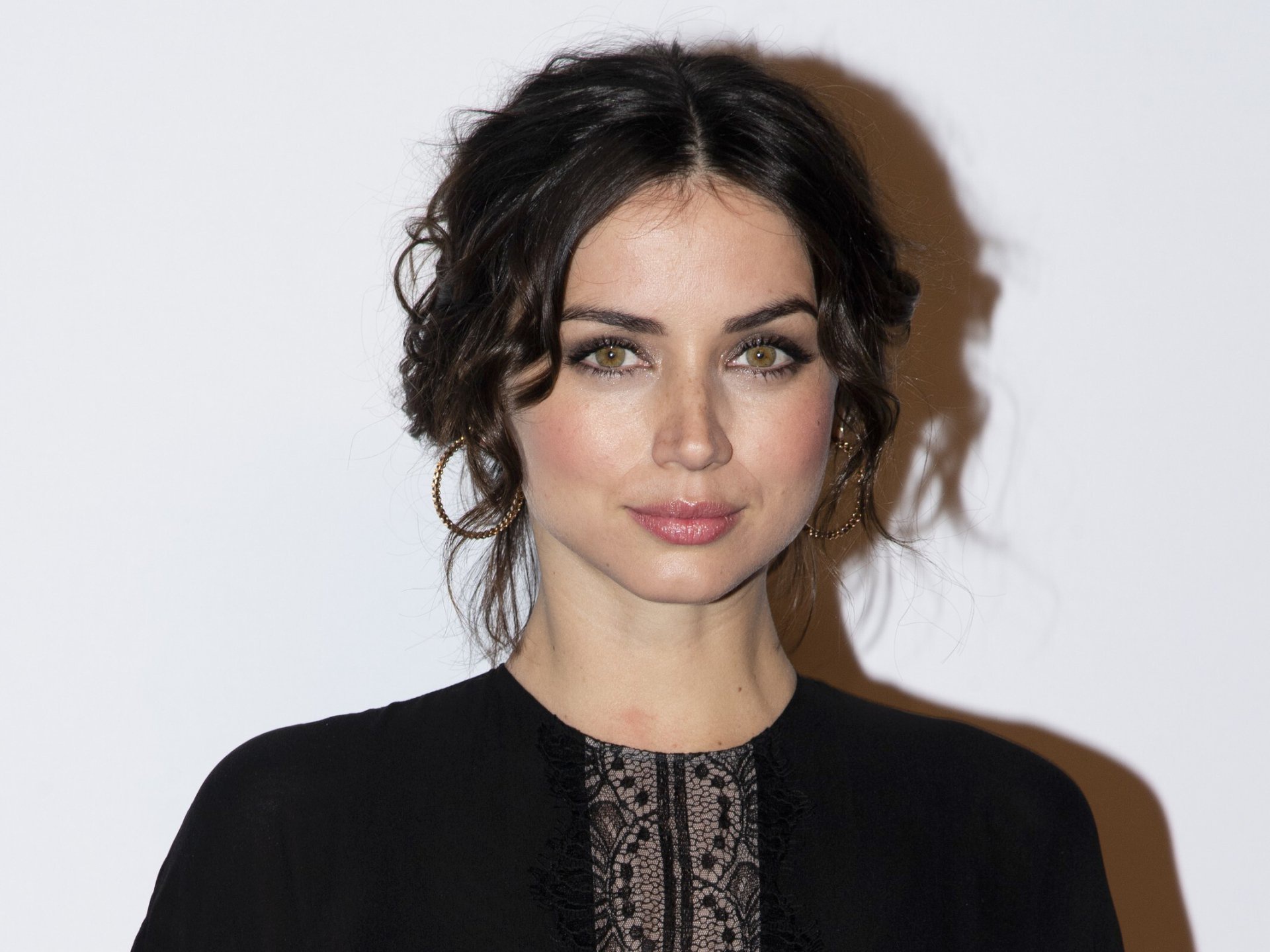 Обои взгляд, макияж, актриса, hair, Ana de Armas, Ана де Армас на телефон и  рабочий стол, раздел девушки, разрешение 1920x1439 - скачать