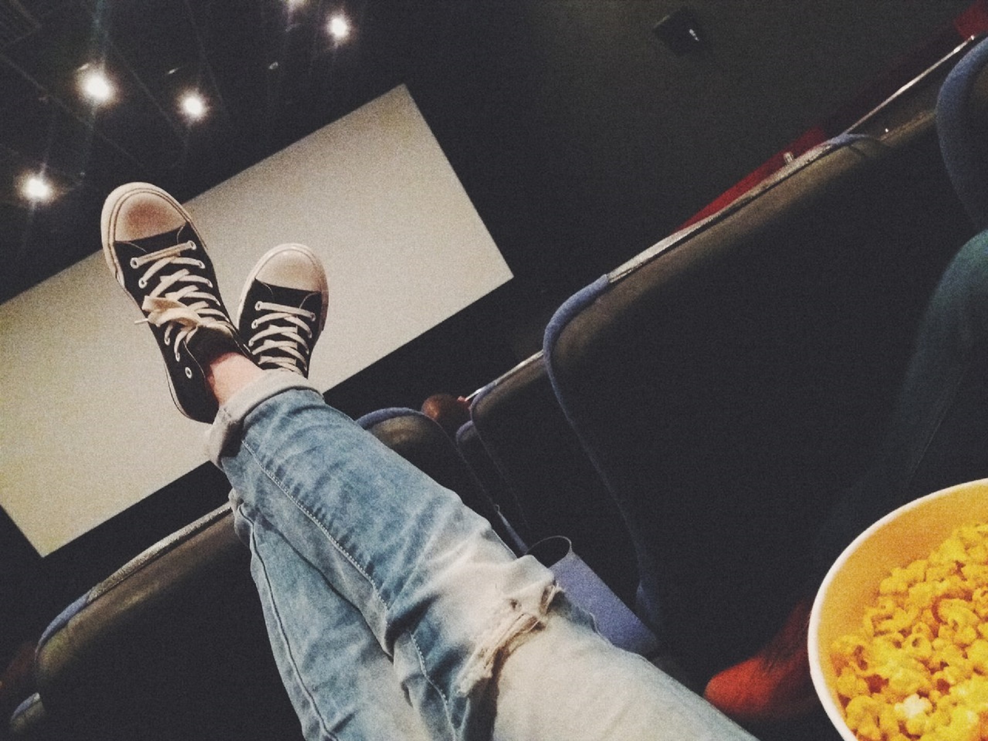 Девушка в кинотеатре без лица