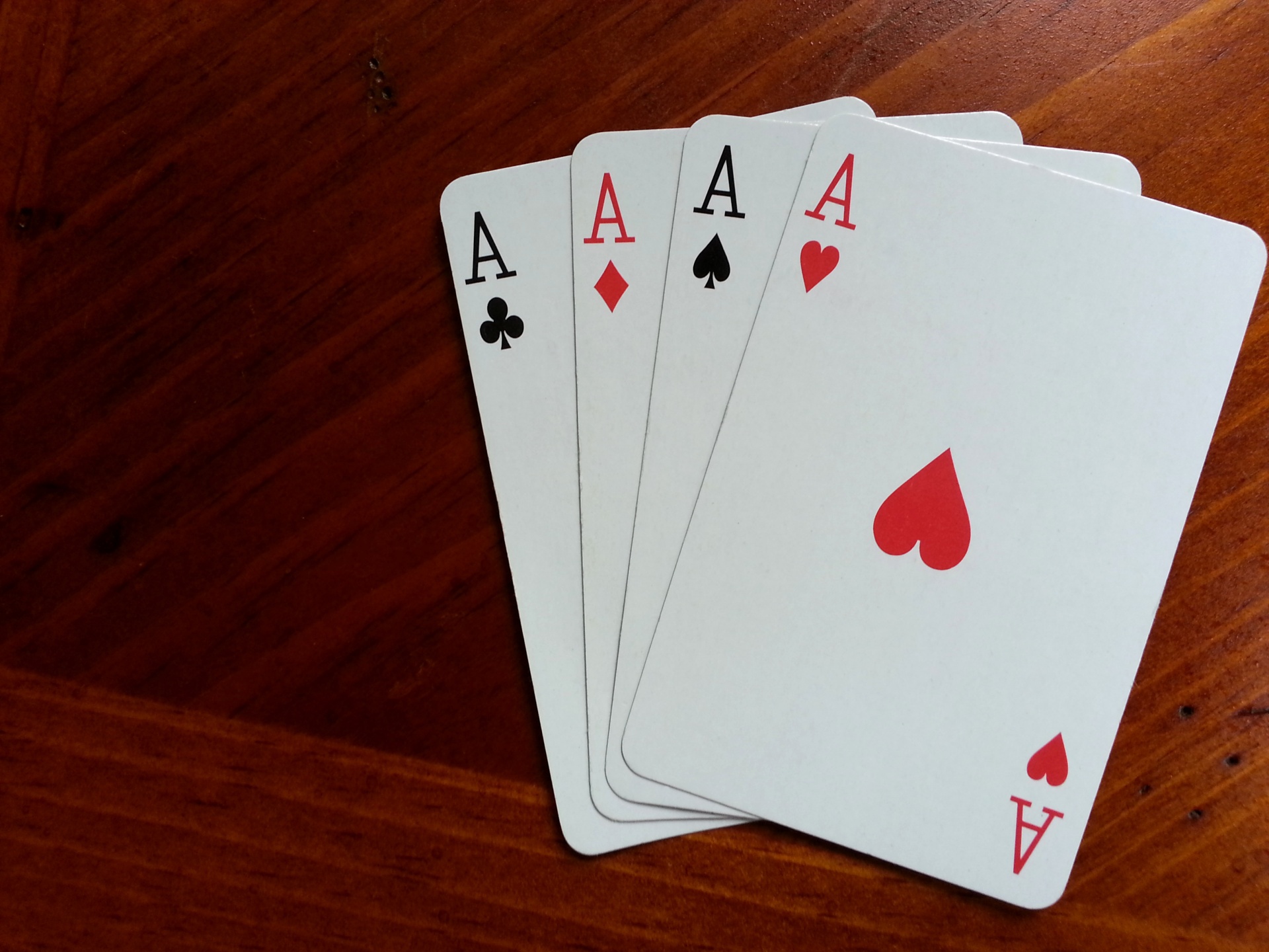 Играю в картах 4. Четыре туза. Карточный туз. Игральные карты 4 туза. Игральные карты на столе.