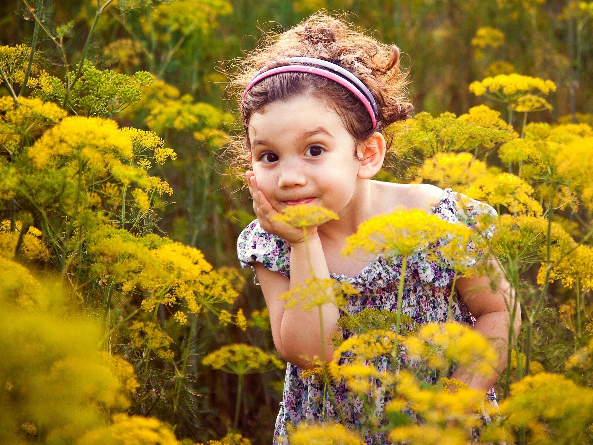 Олена ребенок. Девочка с цветами. Дети и природа. Детская фотосессия с цветами. Цветы для детей.