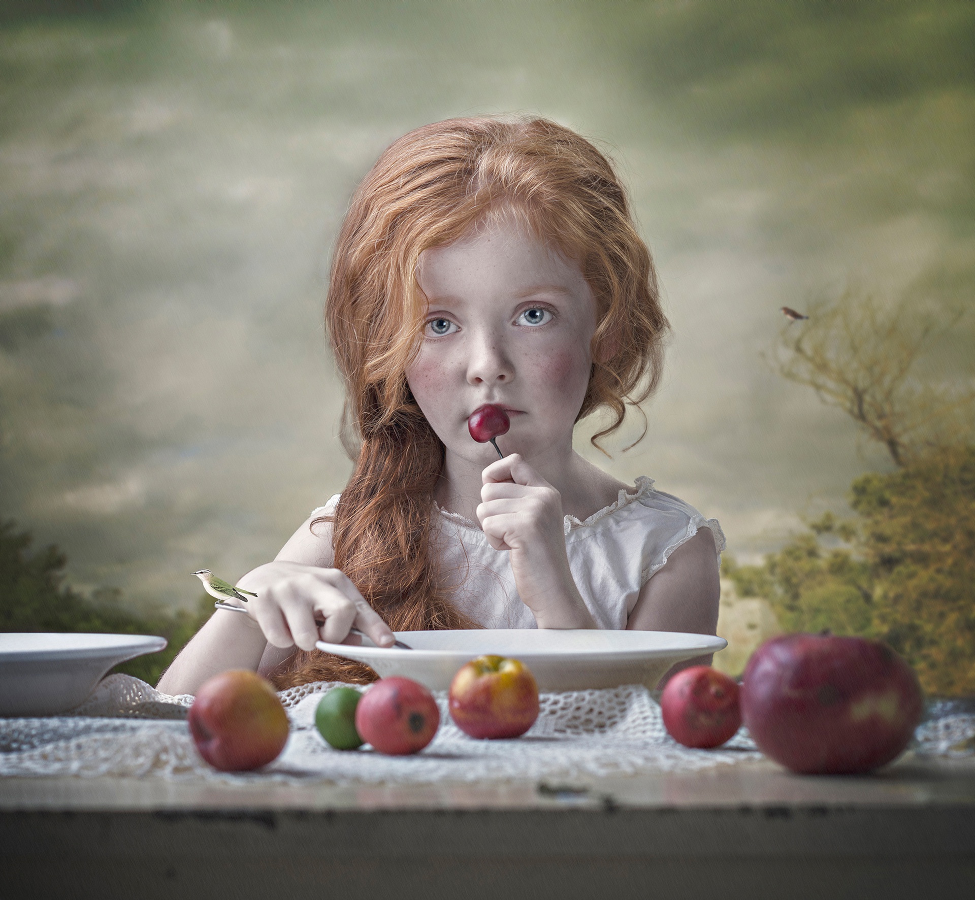 Фруктовая девочка. Девочка с яблоками. Девочка с фруктами. Девочка вишня. Маленькая девочка с яблоками.