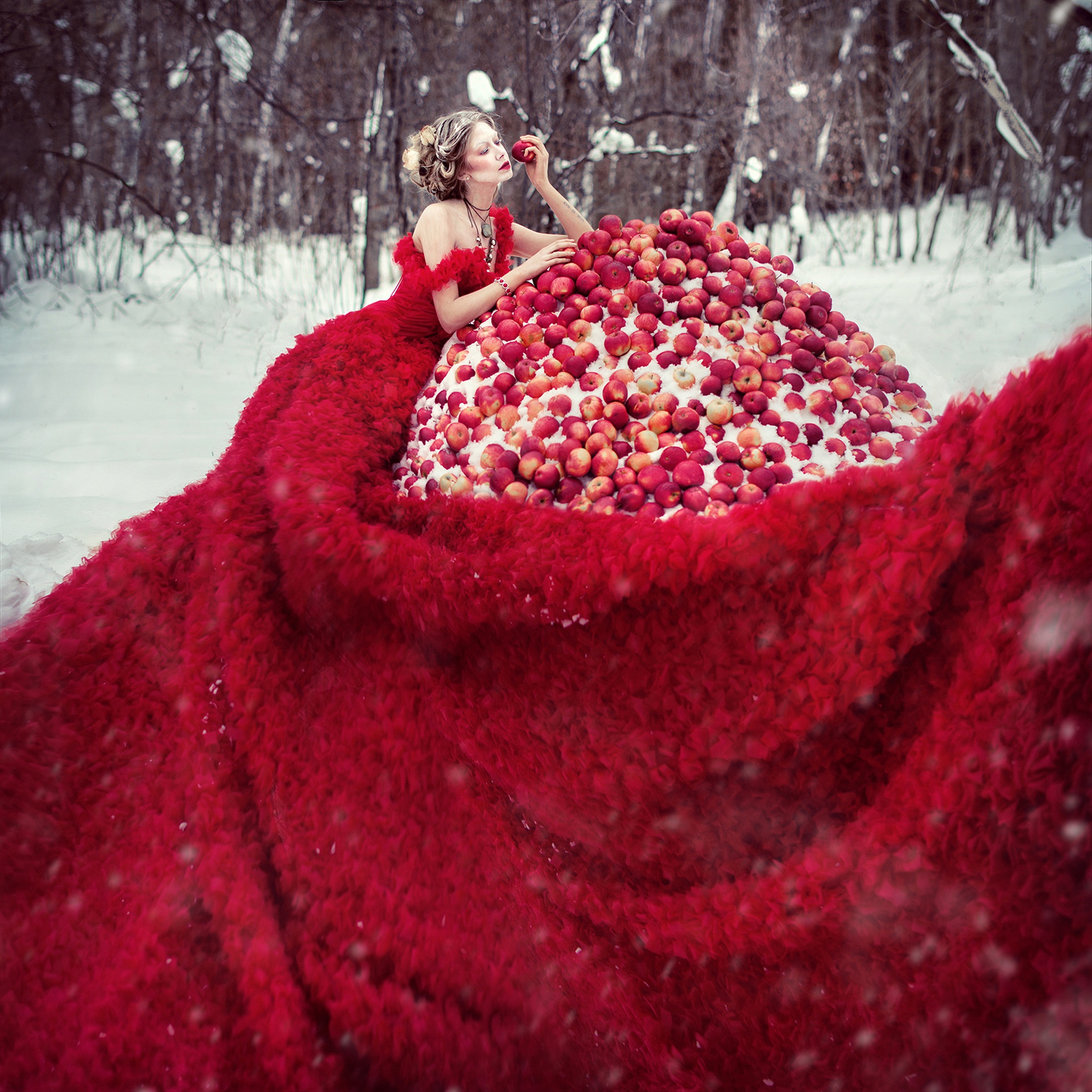 Фотосессия в Красном платье зимой