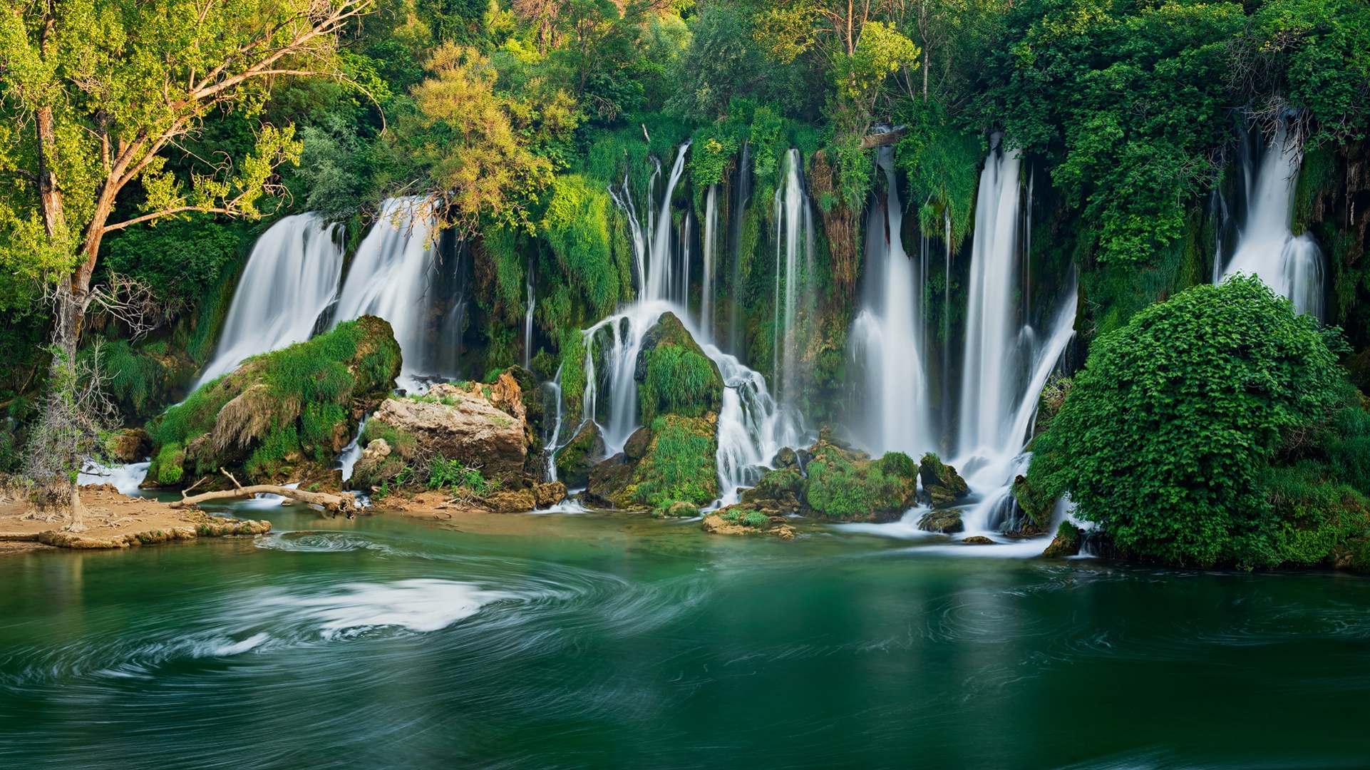 Обои деревья, река, водопады, Босния и Герцеговина, Bosnia and Herzegovina,  Водопад Кравица, Kravica Waterfalls, Trebižat River на телефон и рабочий  стол, раздел природа, разрешение 1922x1080 - скачать