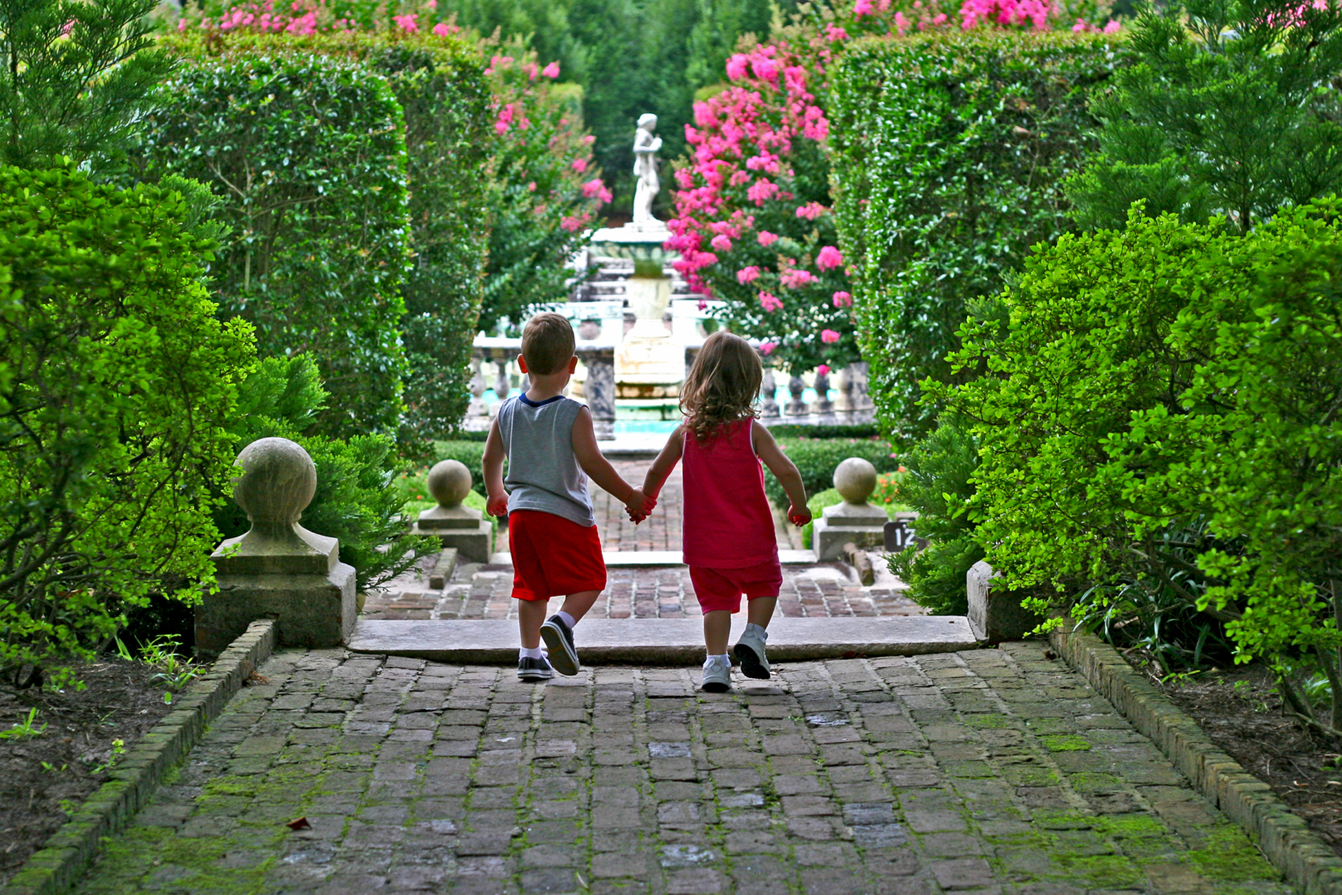 Где девочки гуляют. Дети в парке. Парк для детей. Прогулка по парку. Гулять в саду.