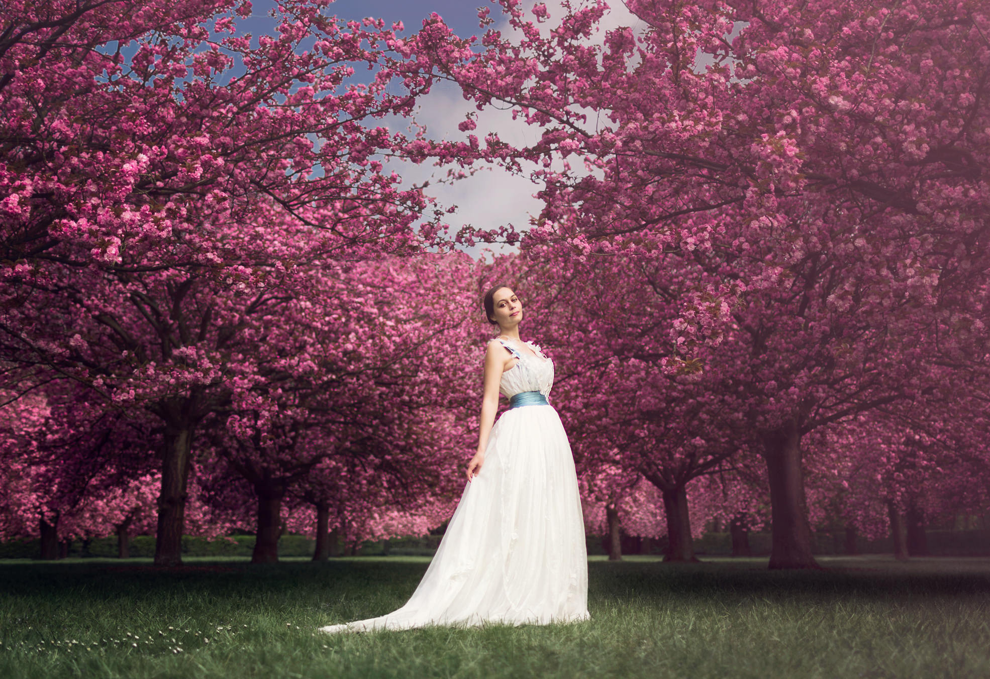 Платье цветущие сады. Девушка в весеннем саду. Фотосессия в цветущих деревьях. Фотосессия на фоне цветущих деревьев.