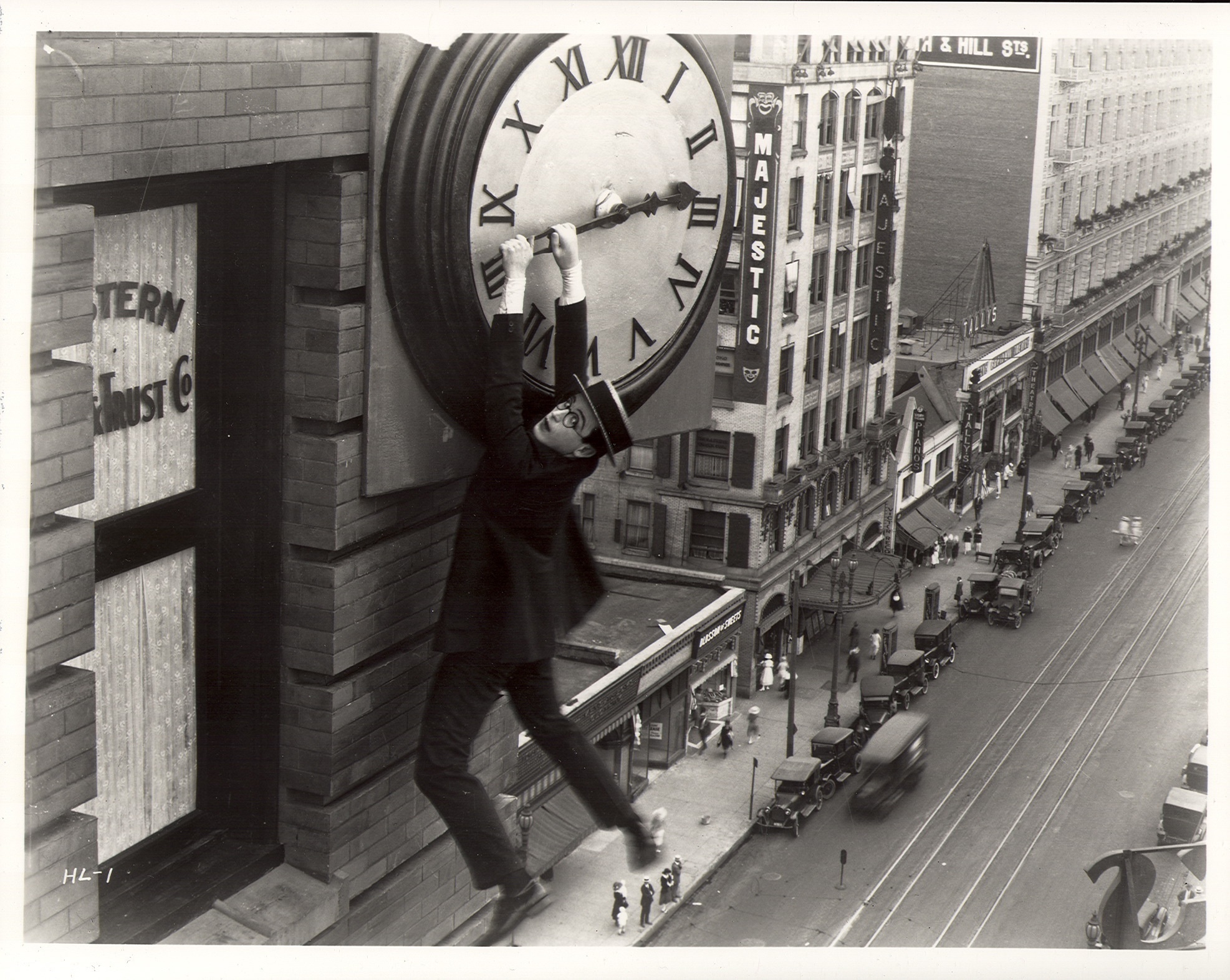 Скачать обои кино, часы, небоскреб, retro, harold lloyd, раздел фильмы в  разрешении 1973x1573