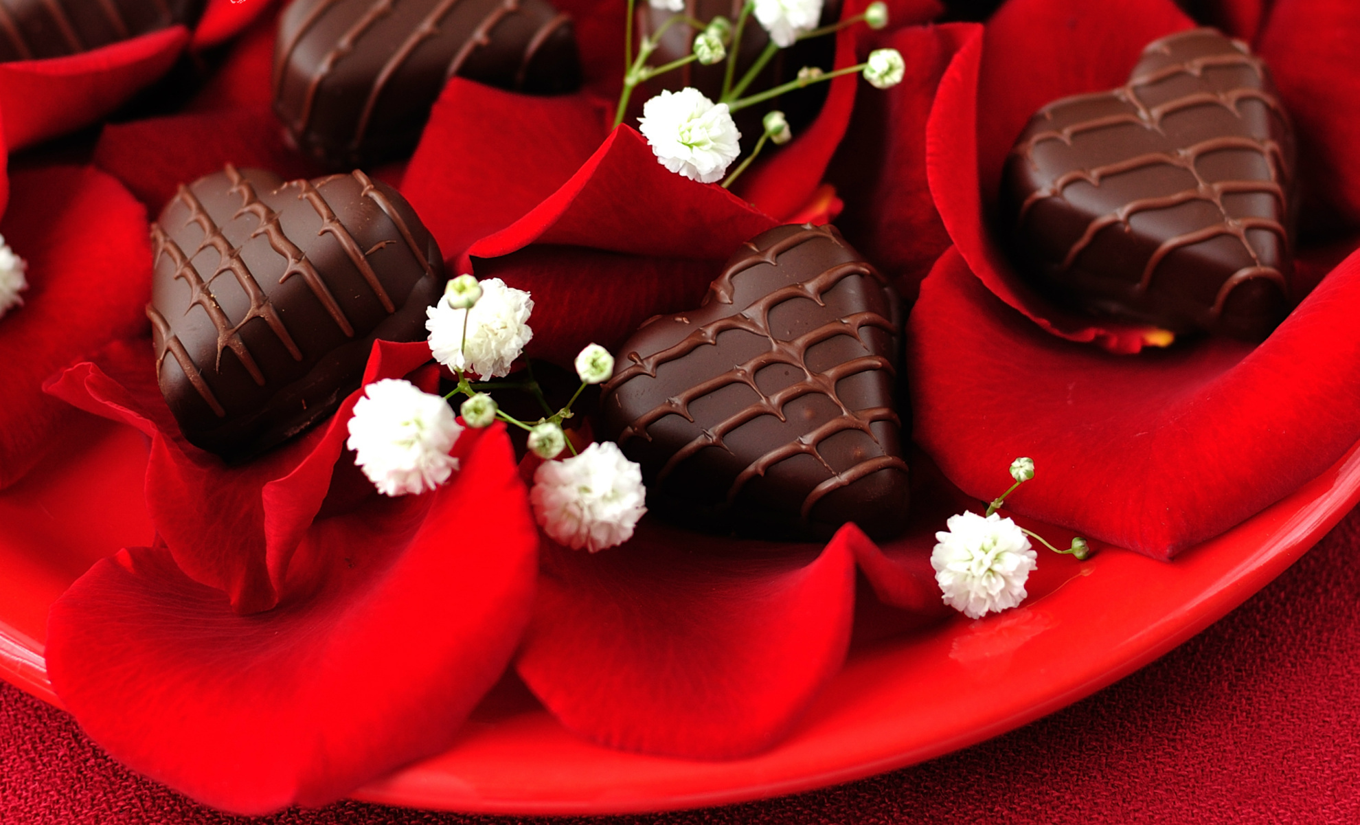 Цветы и шоколадка. Красивые конфеты. Шоколадные конфеты. Шоколадные конфеты и цветы. Шоколадные цветы.
