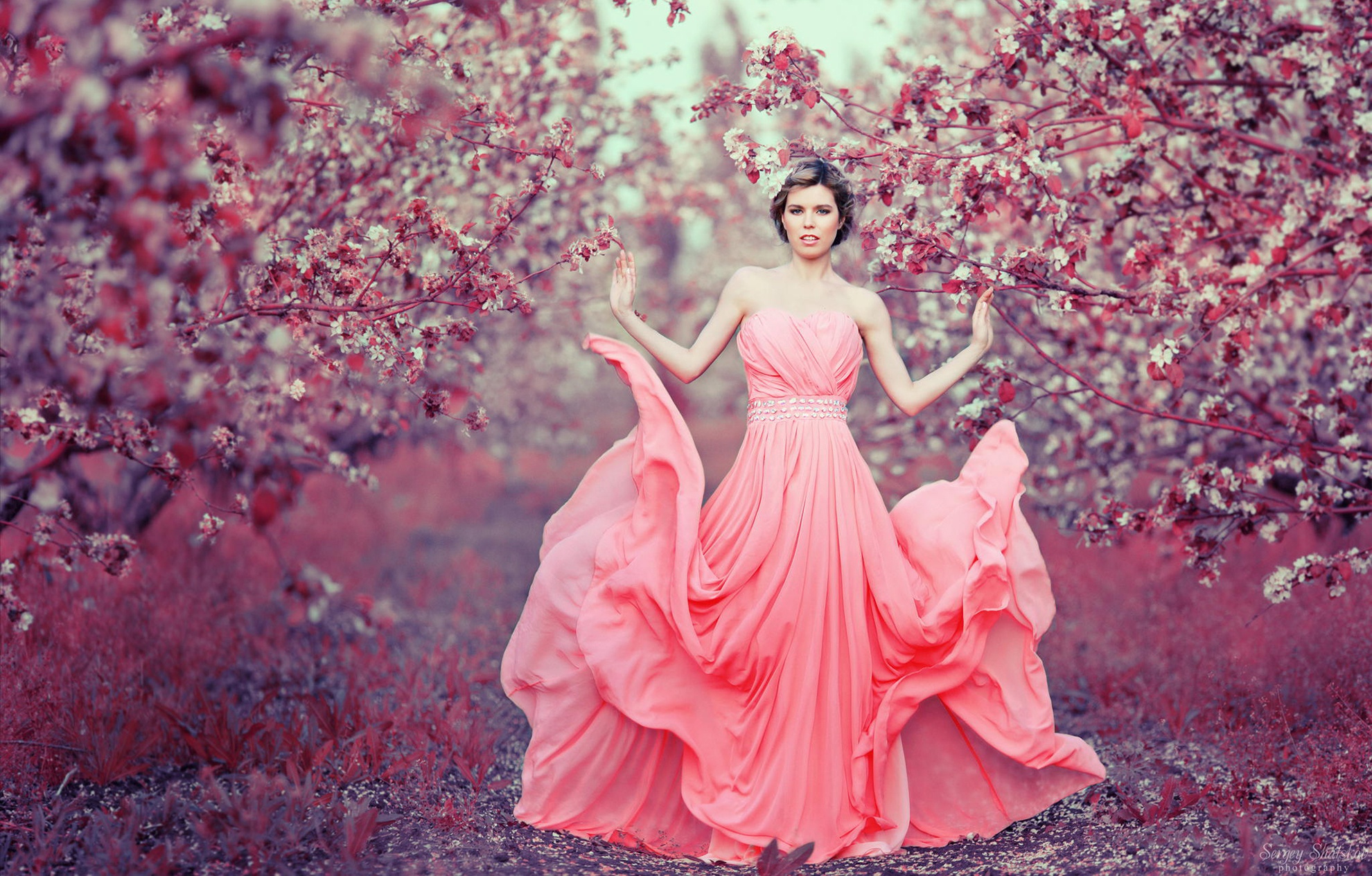 Девочка где то розовая. Женщина в длинном платье. Фотосессия в платье. Красивое розовое платье. Девушка в розовом платье.