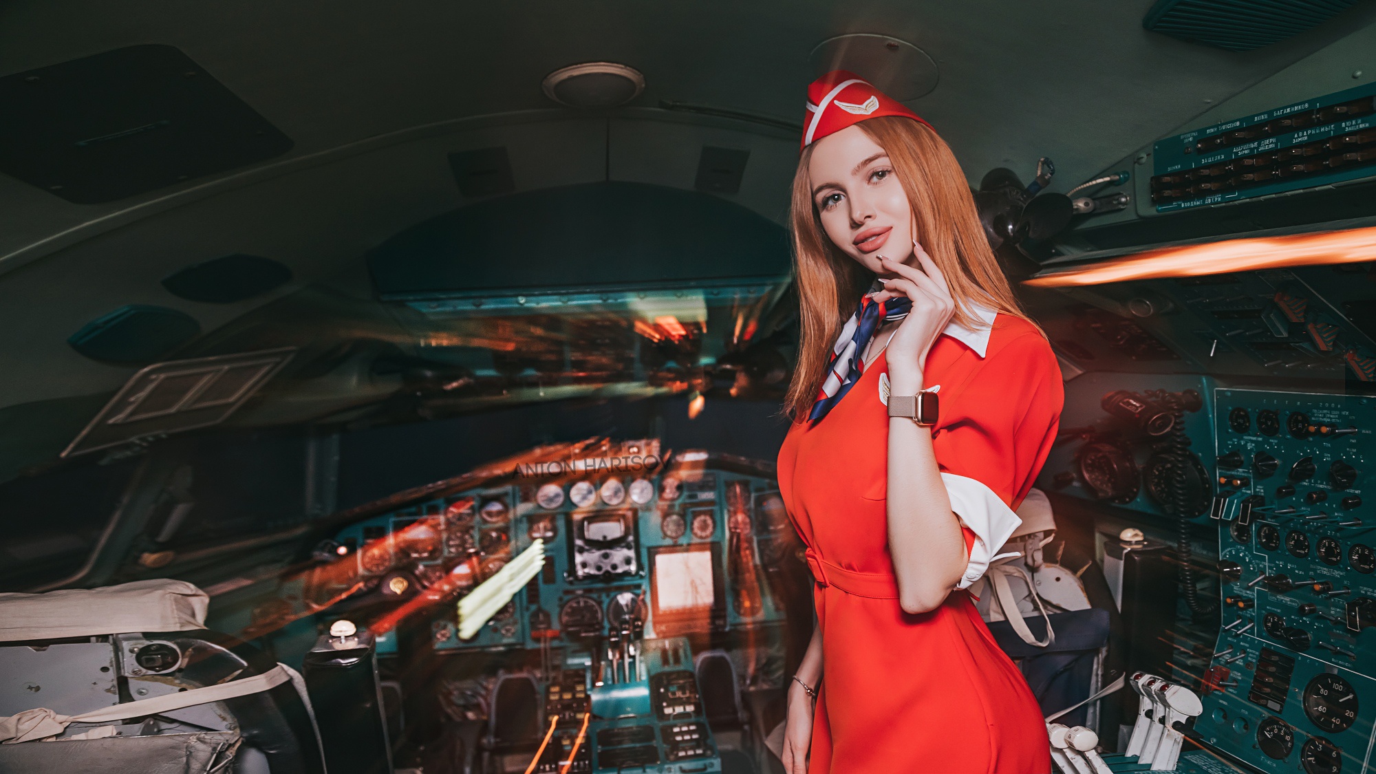 Рыжая стюардесса. Девушки бортпроводницы. Обои на рабочий стол стюардессы.