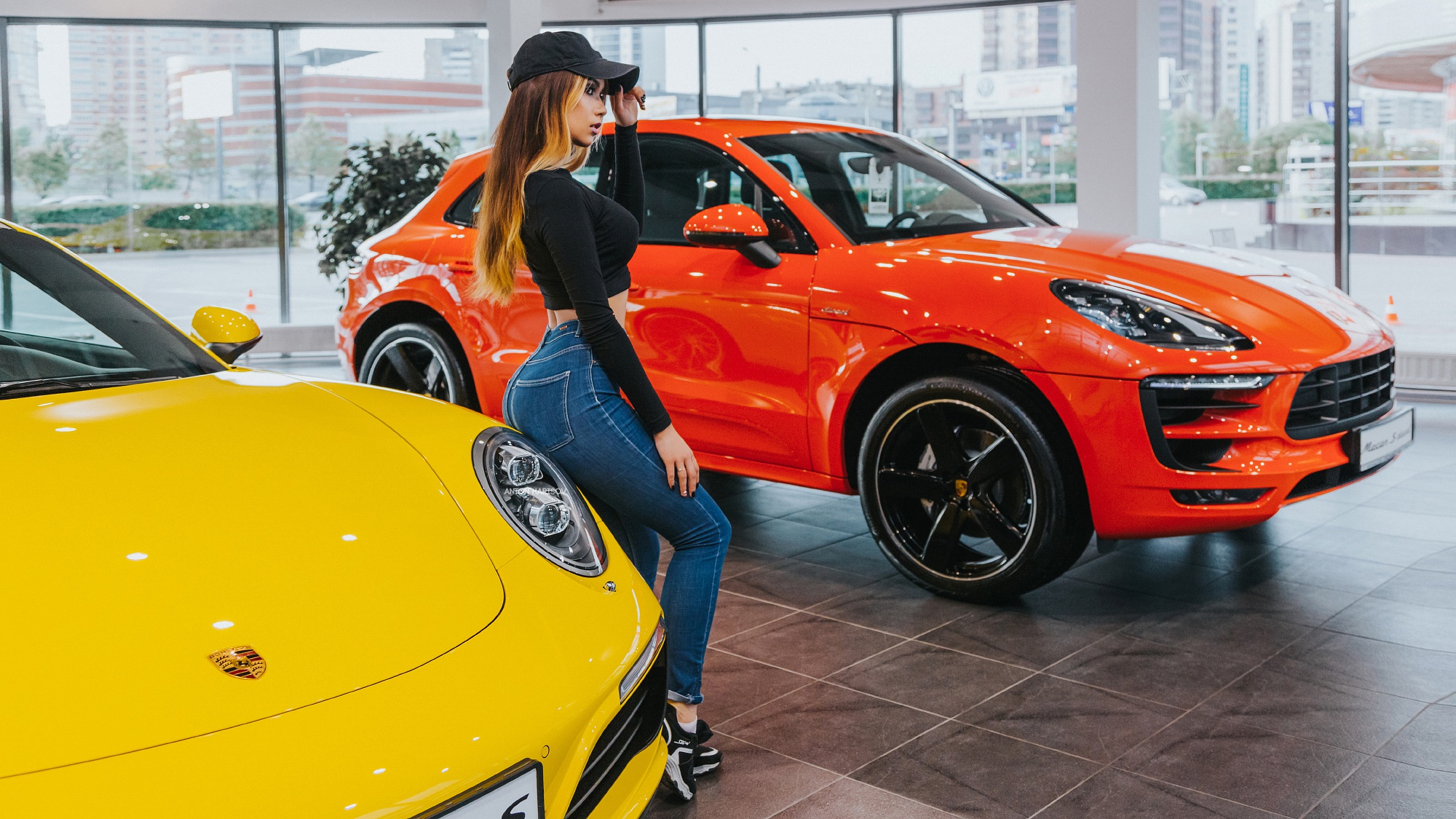 Какая машина хороша для девушки. Porsche и девушки. Macan девушка.