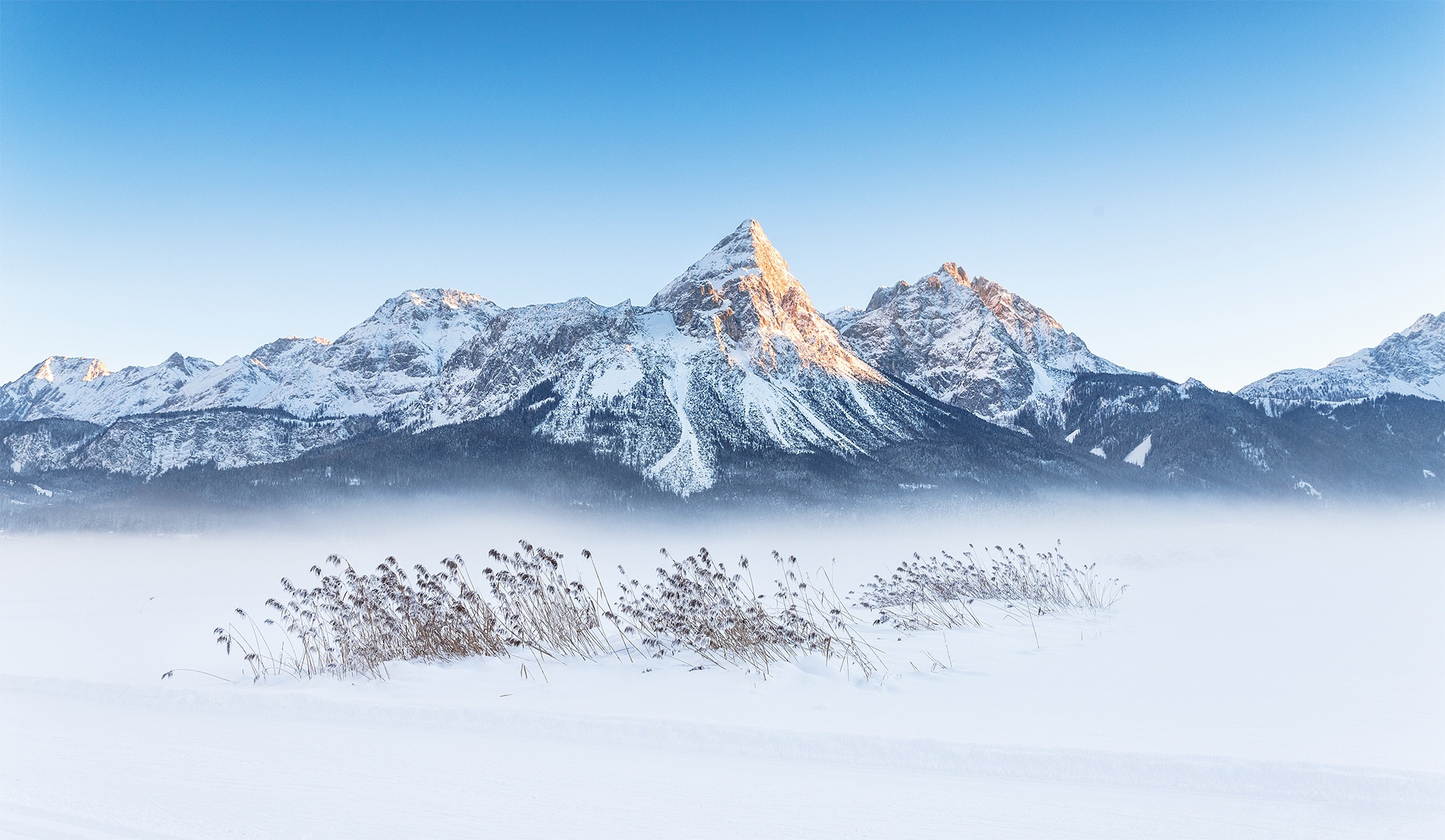 The tops of the mountains with snow. Горы снег. Зимние горы. Заснеженные горы. Вид на заснеженные горы.