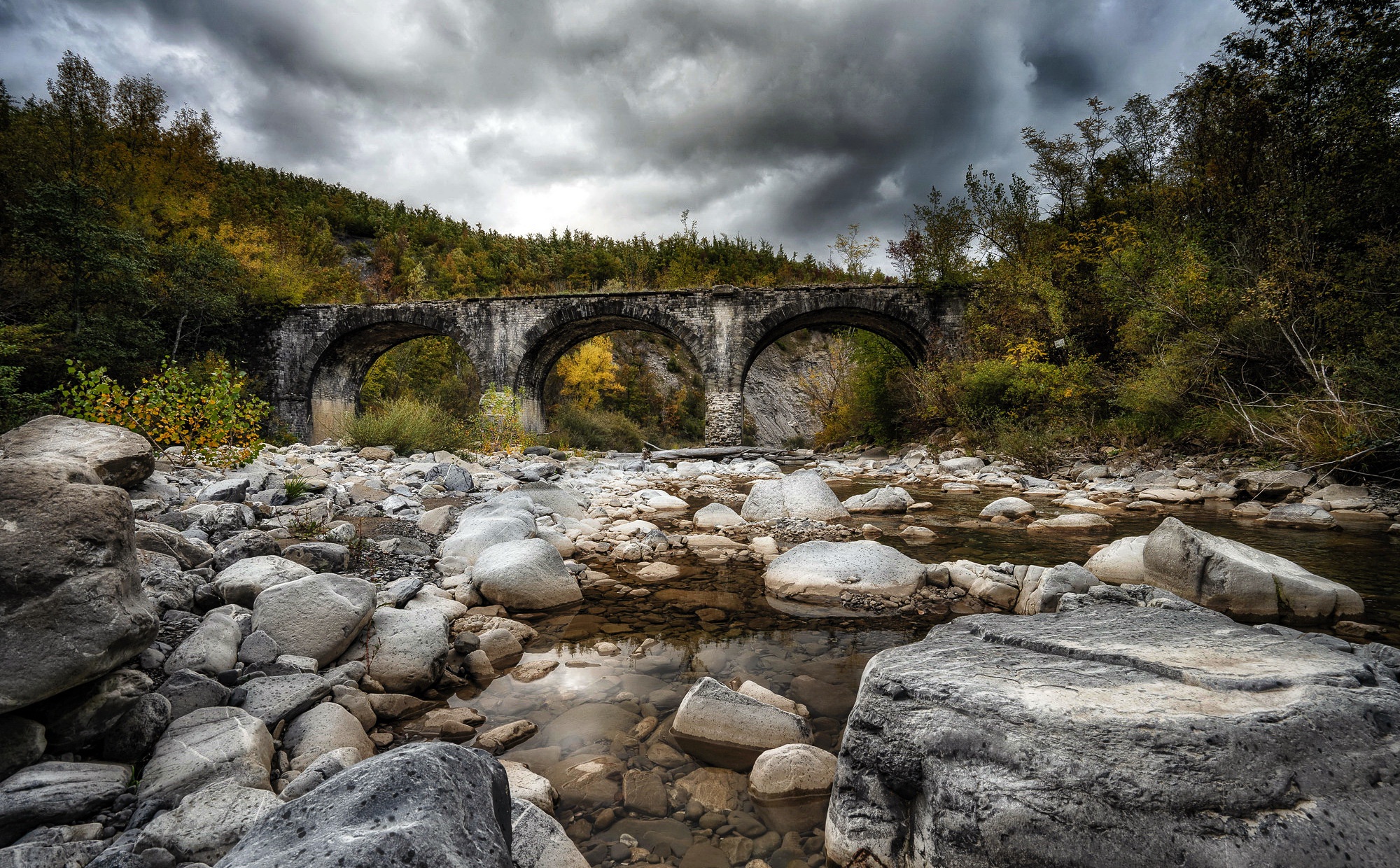 Мост из камня. Разрушенный каменный мост. Речка мост из камней.