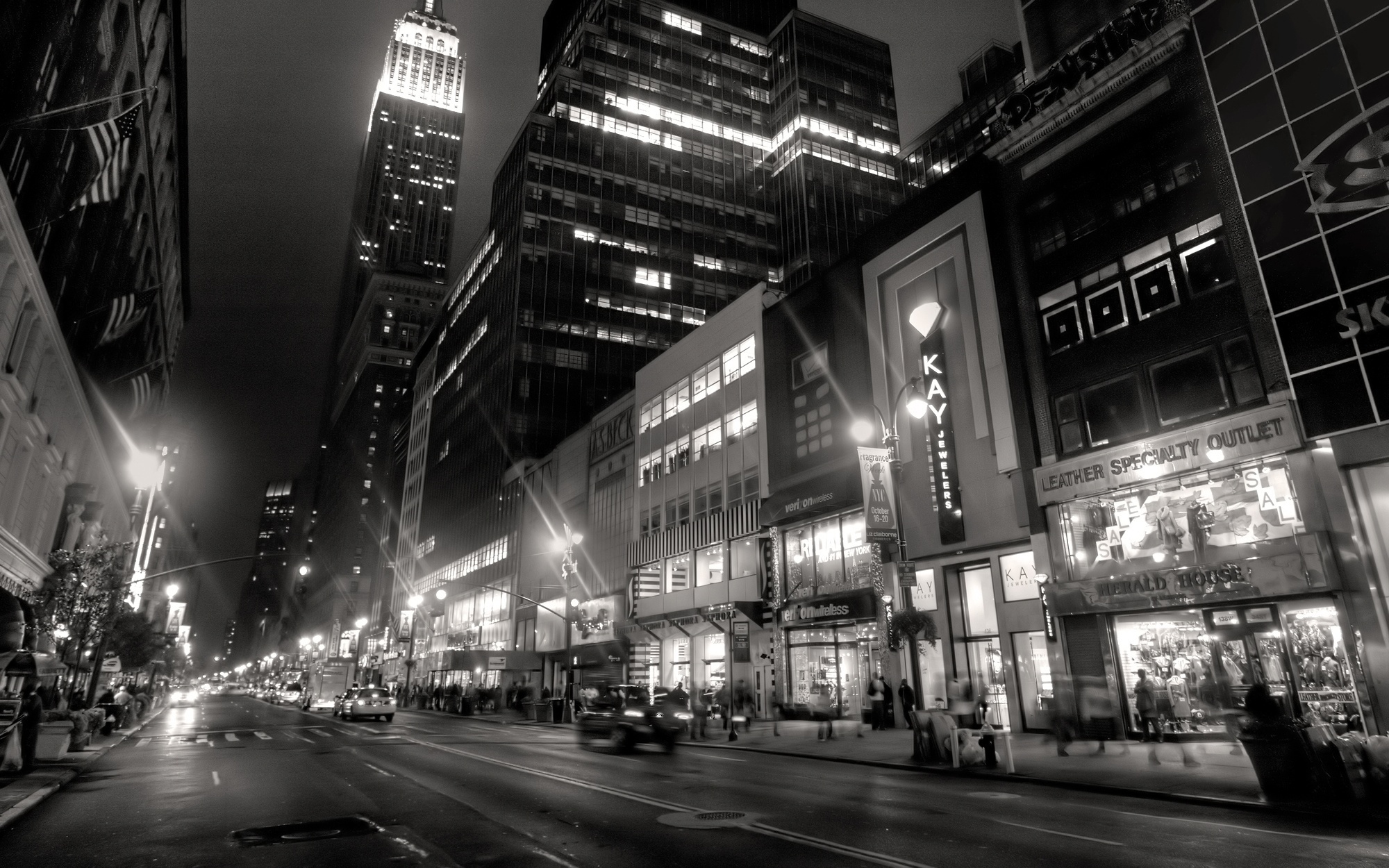 Wait city. Фотообои ночной Нью-Йорк черно-белый. Нью Йорк Сити черно белая. Нью-Йорк улицы. Нью Йорк aesthetic улица.
