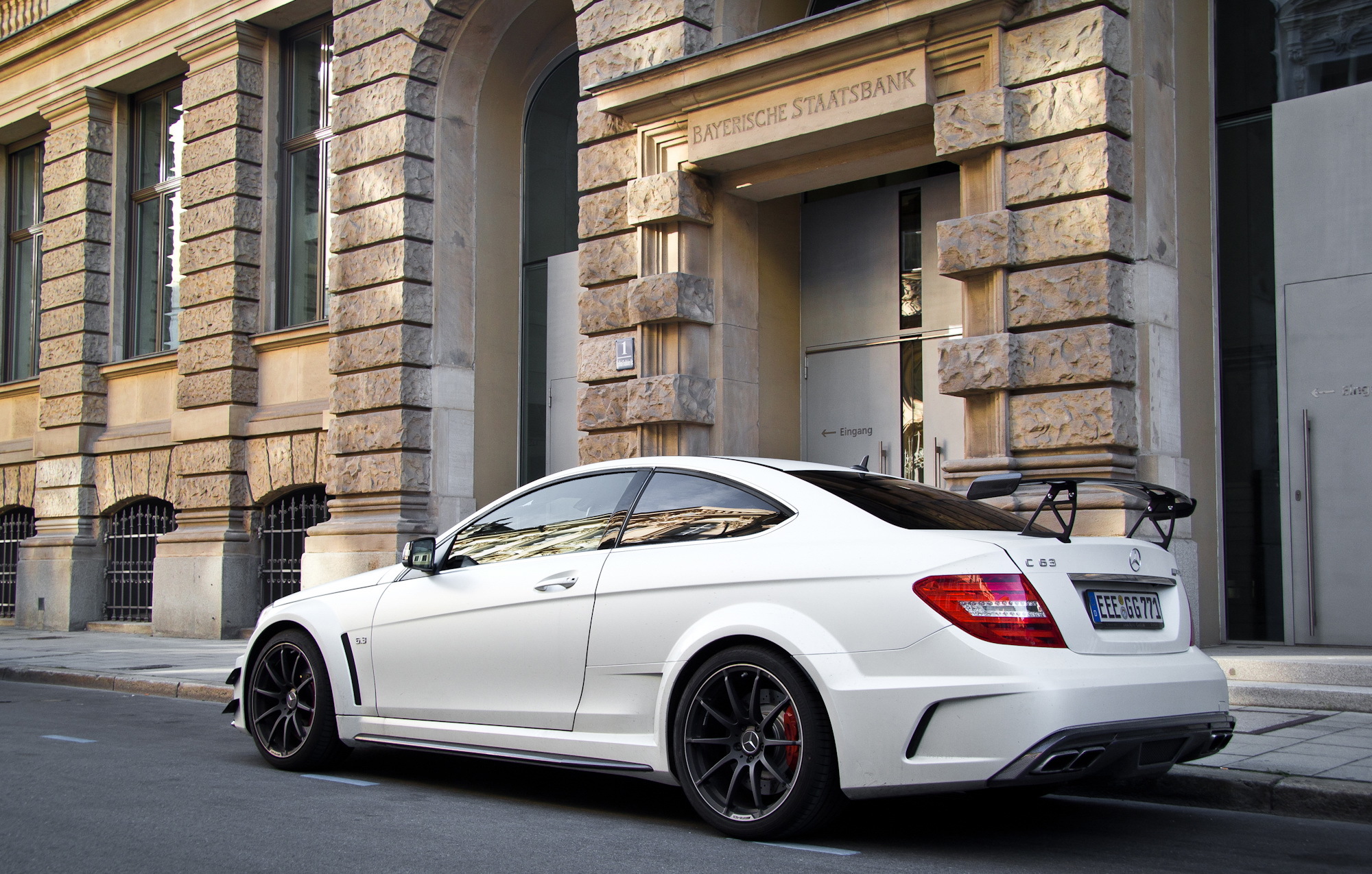 Фотки мерседеса. Мерседес АМГ белый. Мерседес-Бенц CL 63 AMG белый. Мерседес Бенц AMG белый. Mercedes CL 63 AMG 2020.