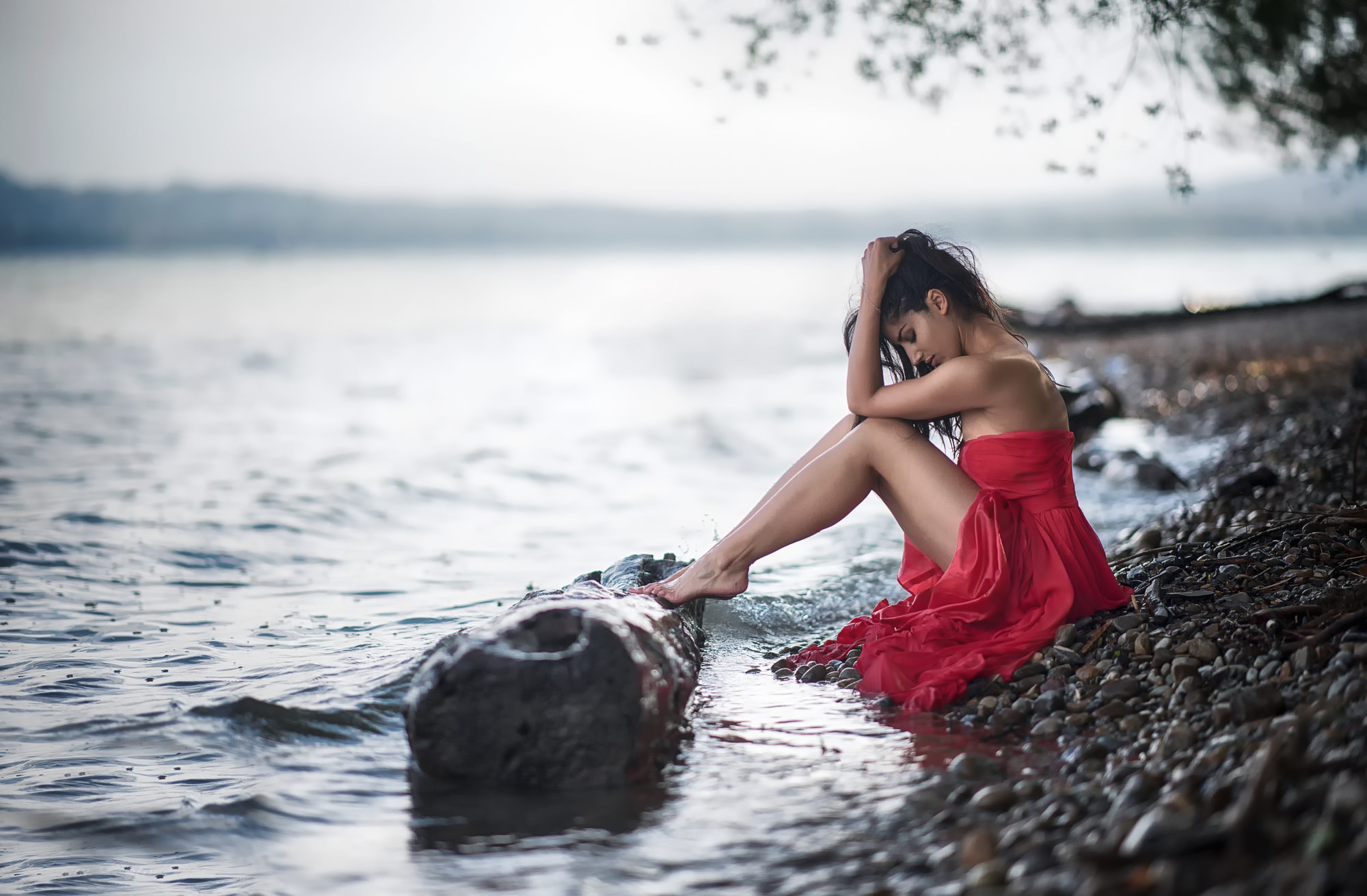 Картинки девушка у воды