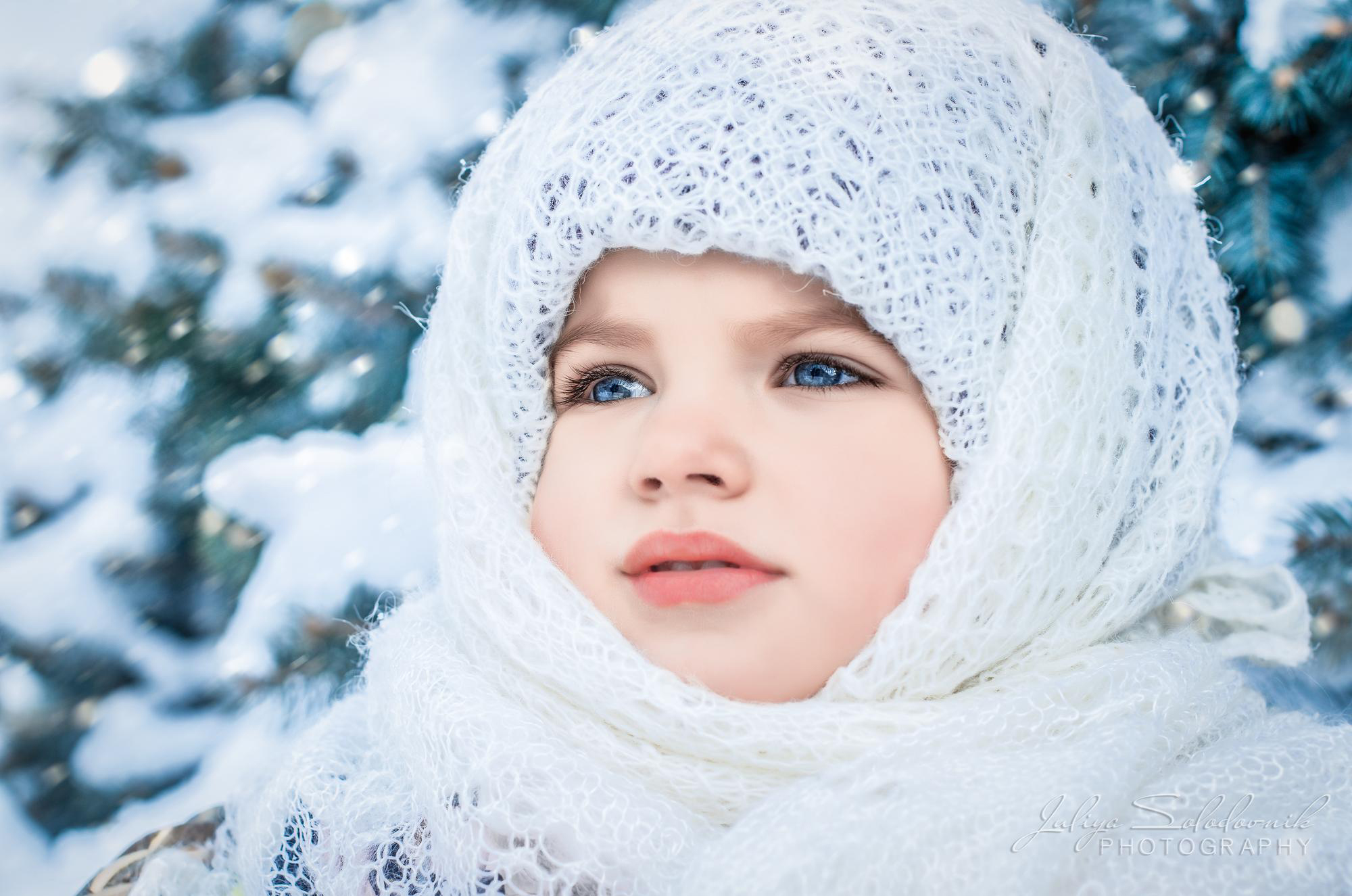 Зимой дети любят. Девочка в пуховом платке. Дети зимой. Зимний портрет. Девочка зимой.