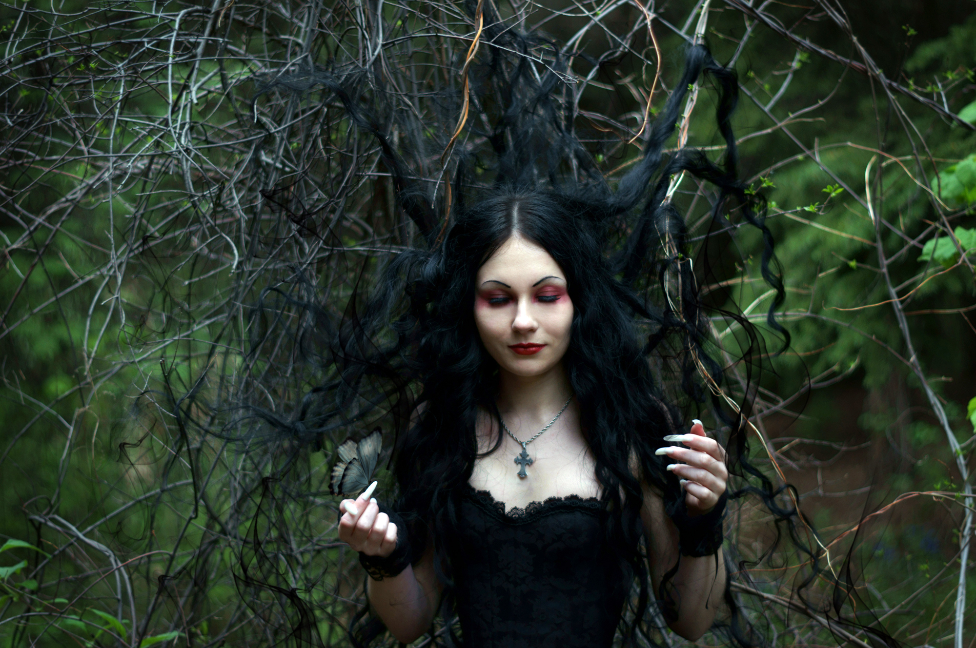 Черная магия волос. Энн Хэтэуэй ведьма Готическая фотосессия. Айви Готика. Образ ведьмы.