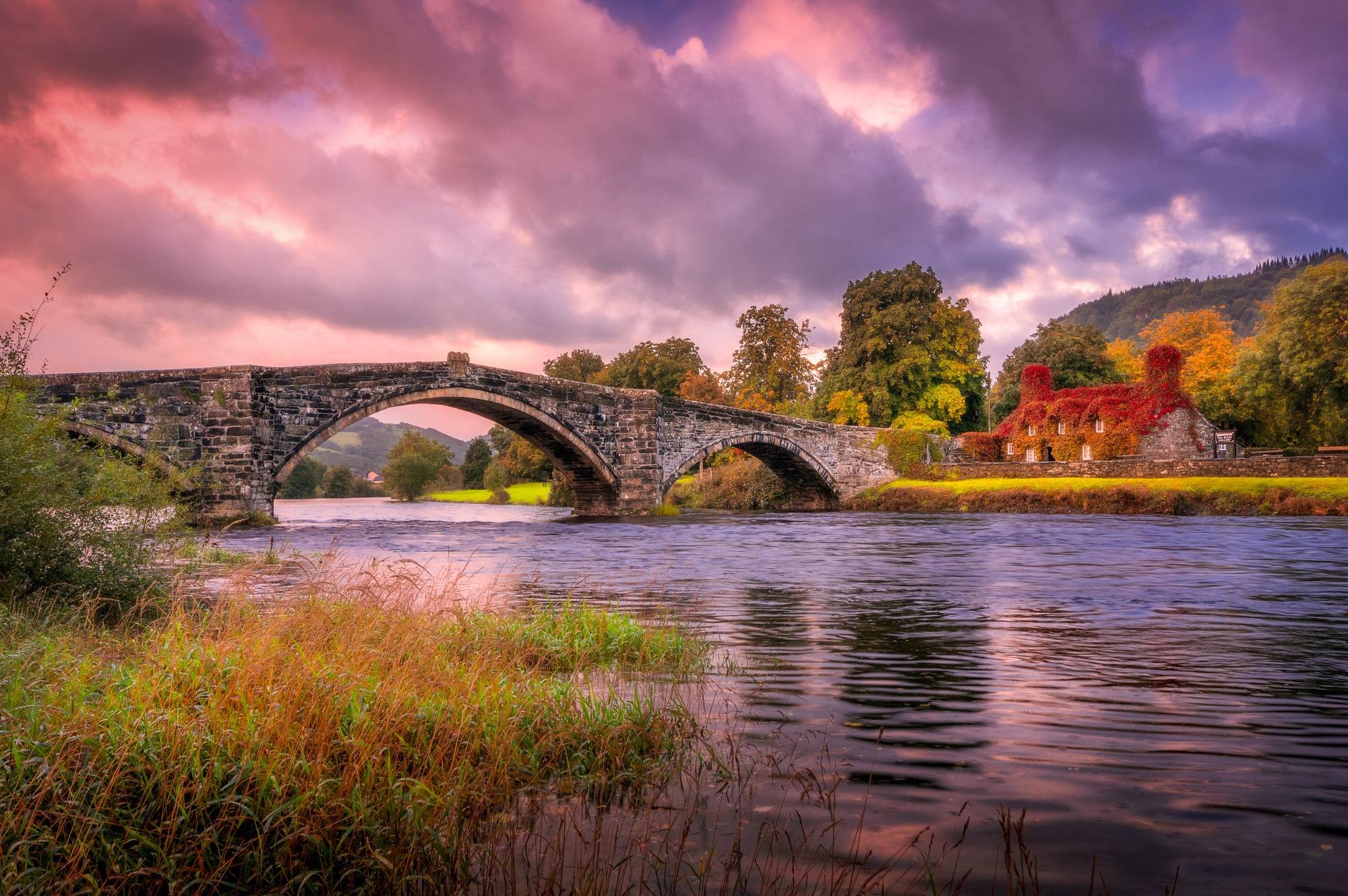 Каменный мост в небо. Каменный мост Уэльс Англия. Река Северн Уэльс. Уэльс природа. Мост Лланруст, река Конви, Уэльс, Шотландия.