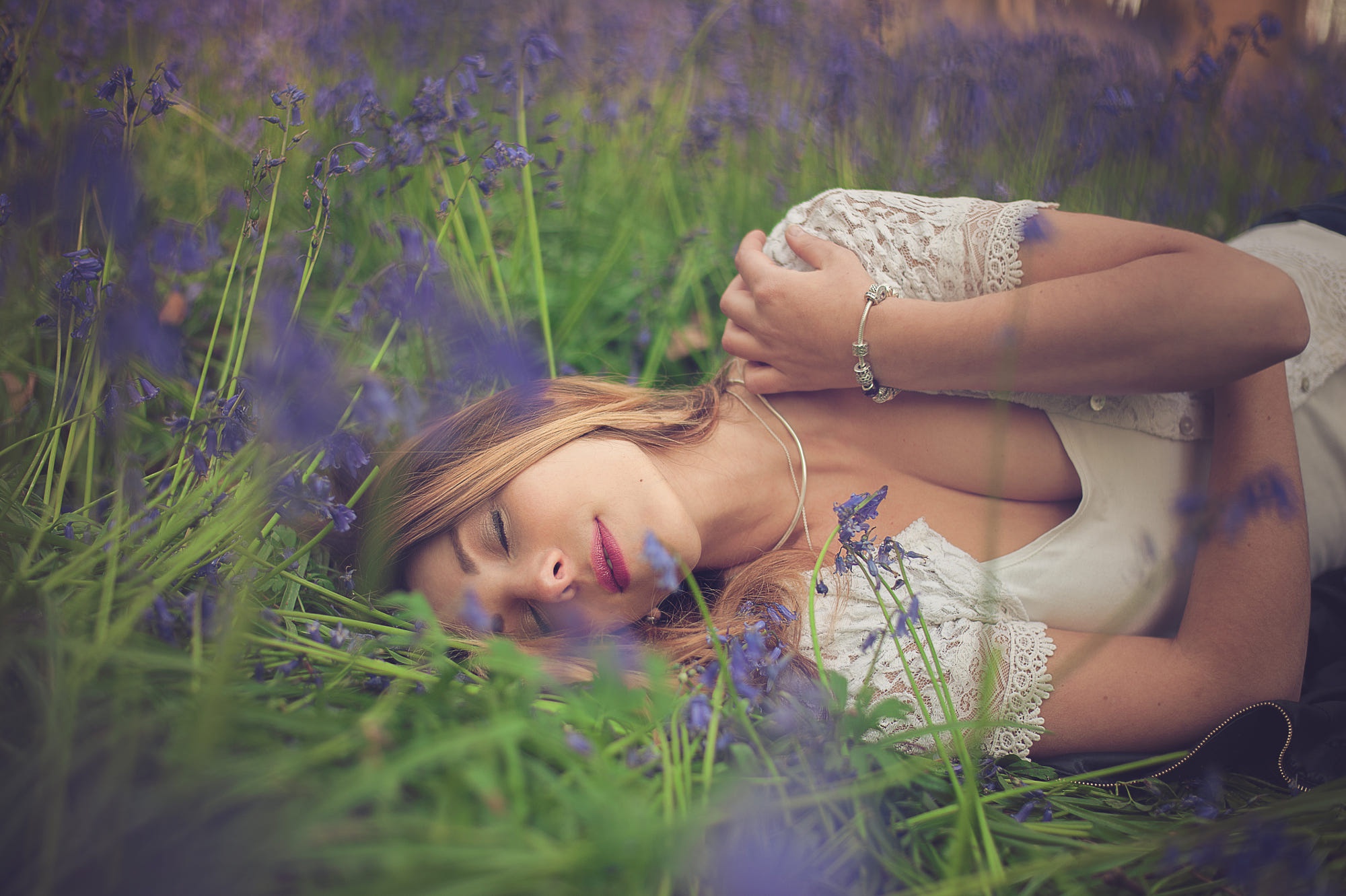 Однажды вечером в траве. Девушка в траве. Девушка лежит на траве. Красивая девушка в траве. Нежная девушка.