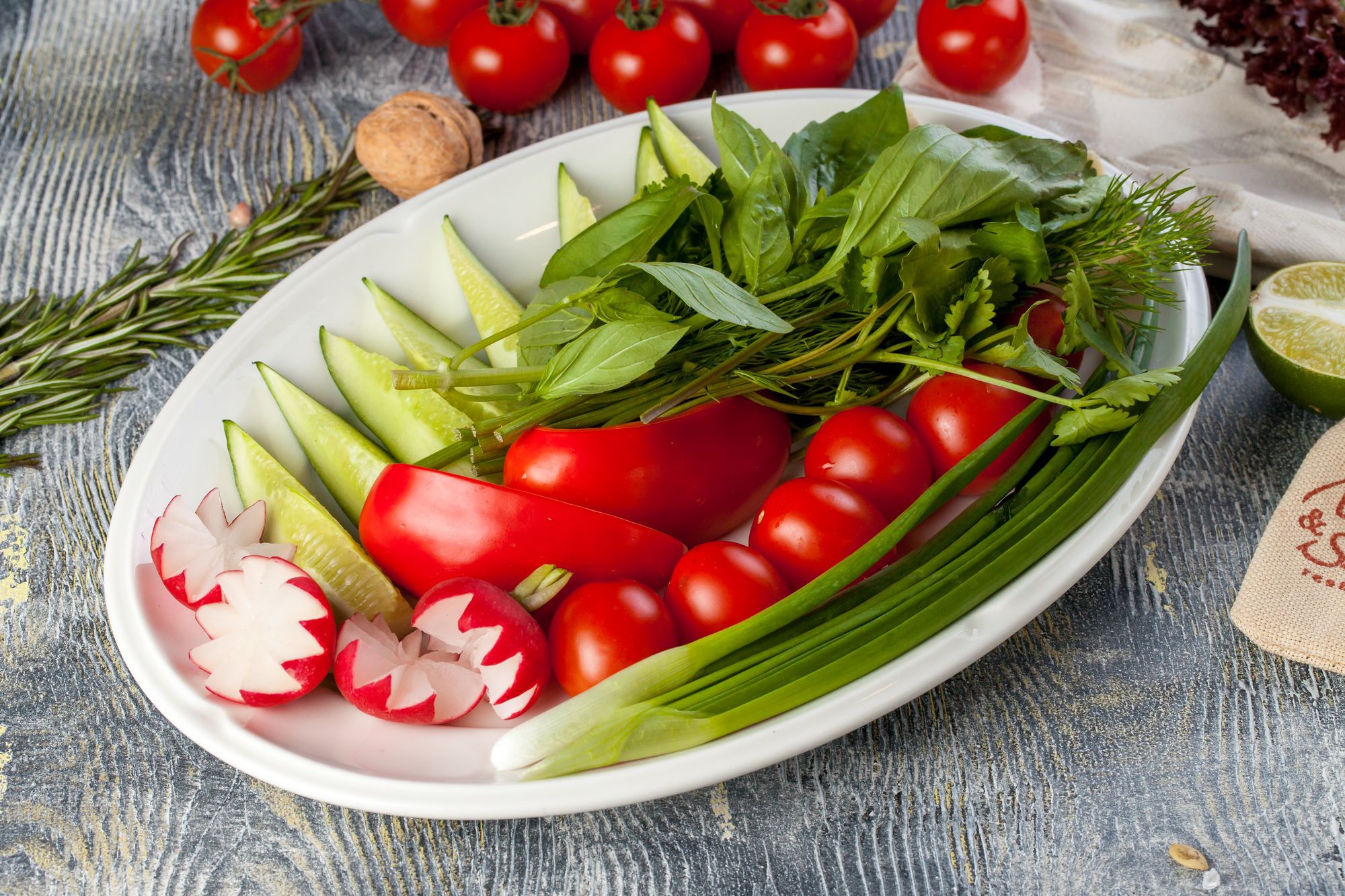 Овощное ассорти томаты черри, огурец, перец болгарский, редис, зелень