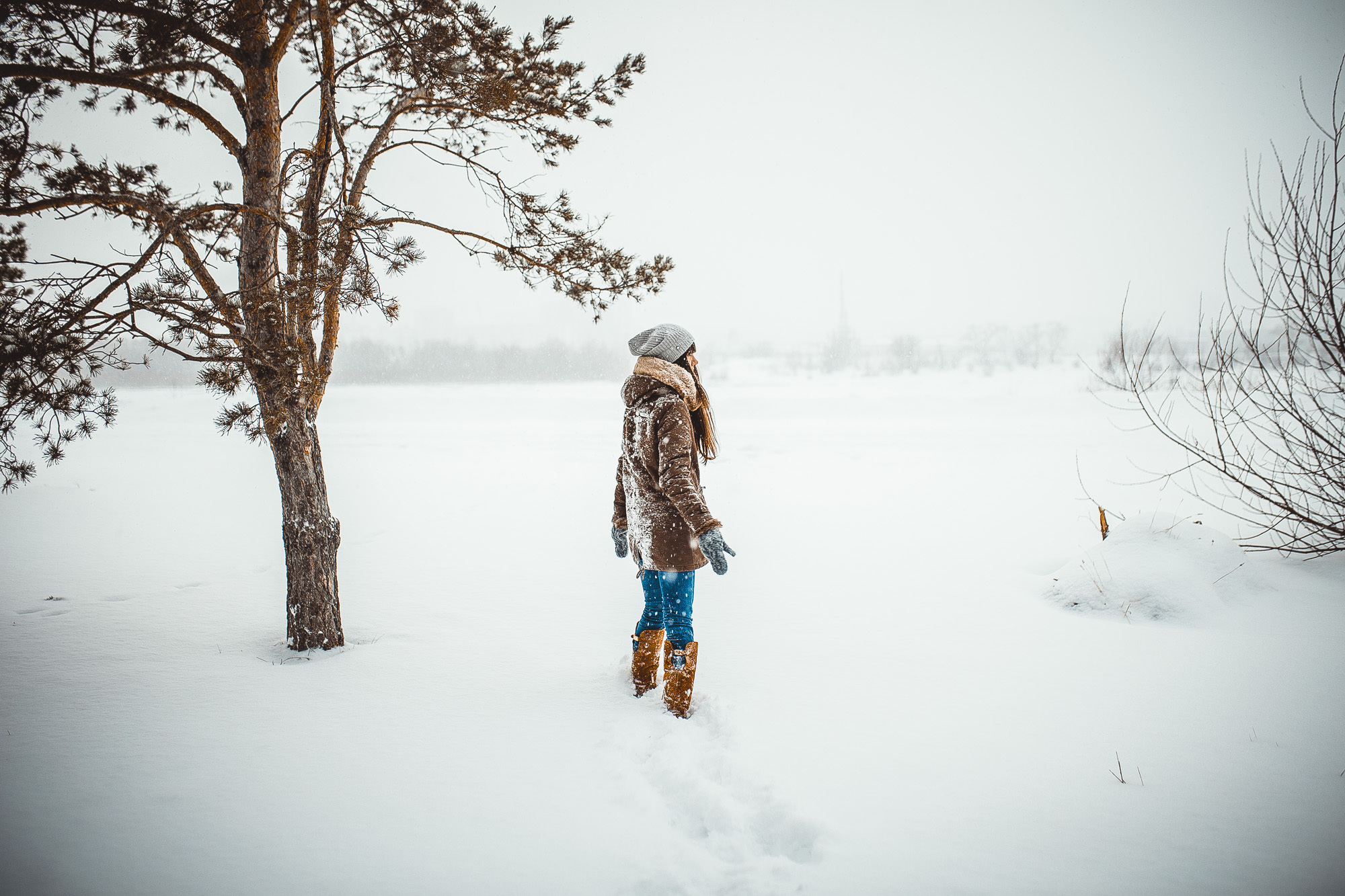 Зима шагает. Зимняя фотосессия. Девушка в снегу. Зимняя фотосессия в лесу. Прогулка в зимнем лесу.