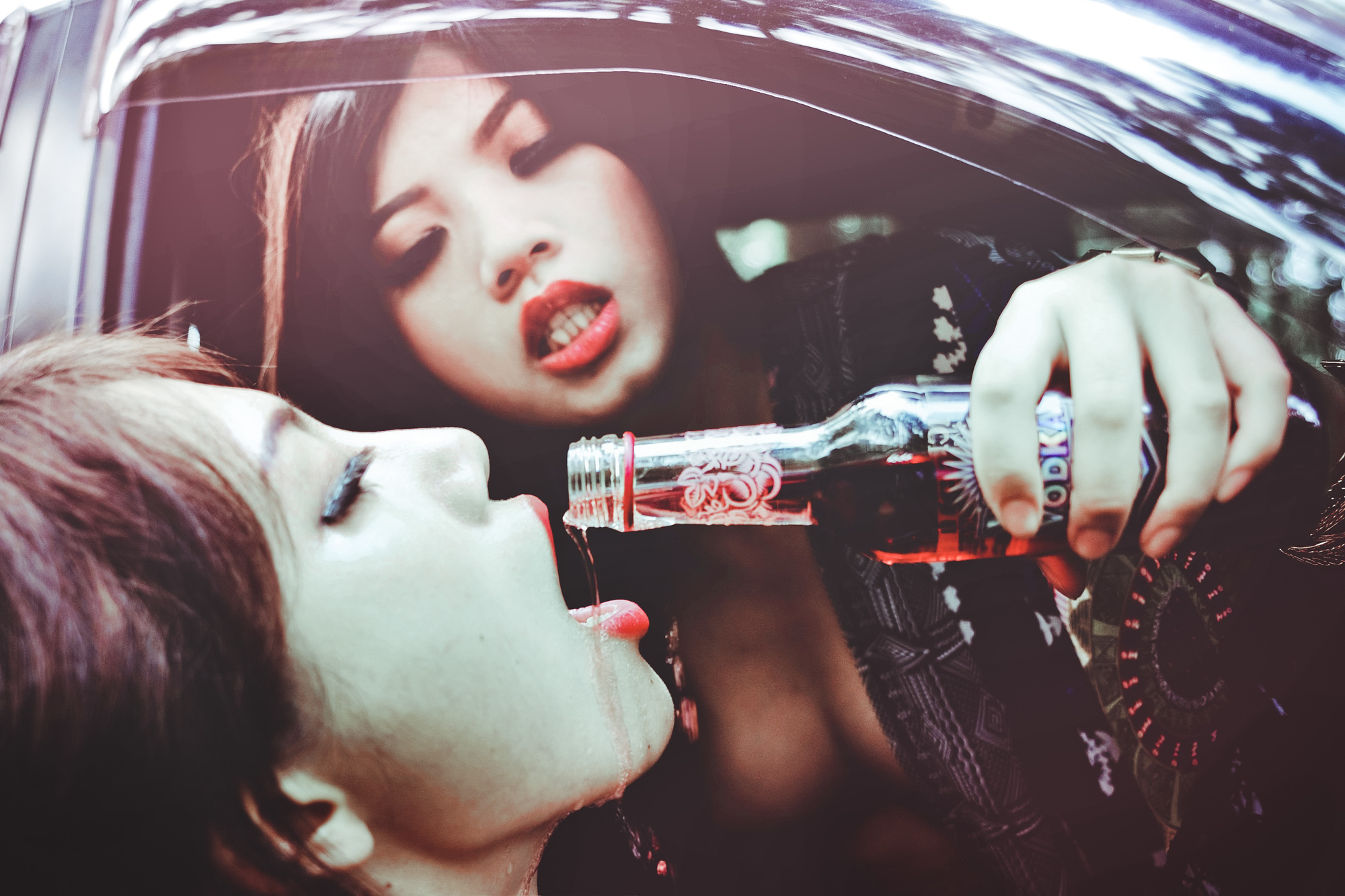 Пить отраву. Девушка с алкоголем. Девушка пьет. Девушки выпивают. Красивые девушки и алкоголь.