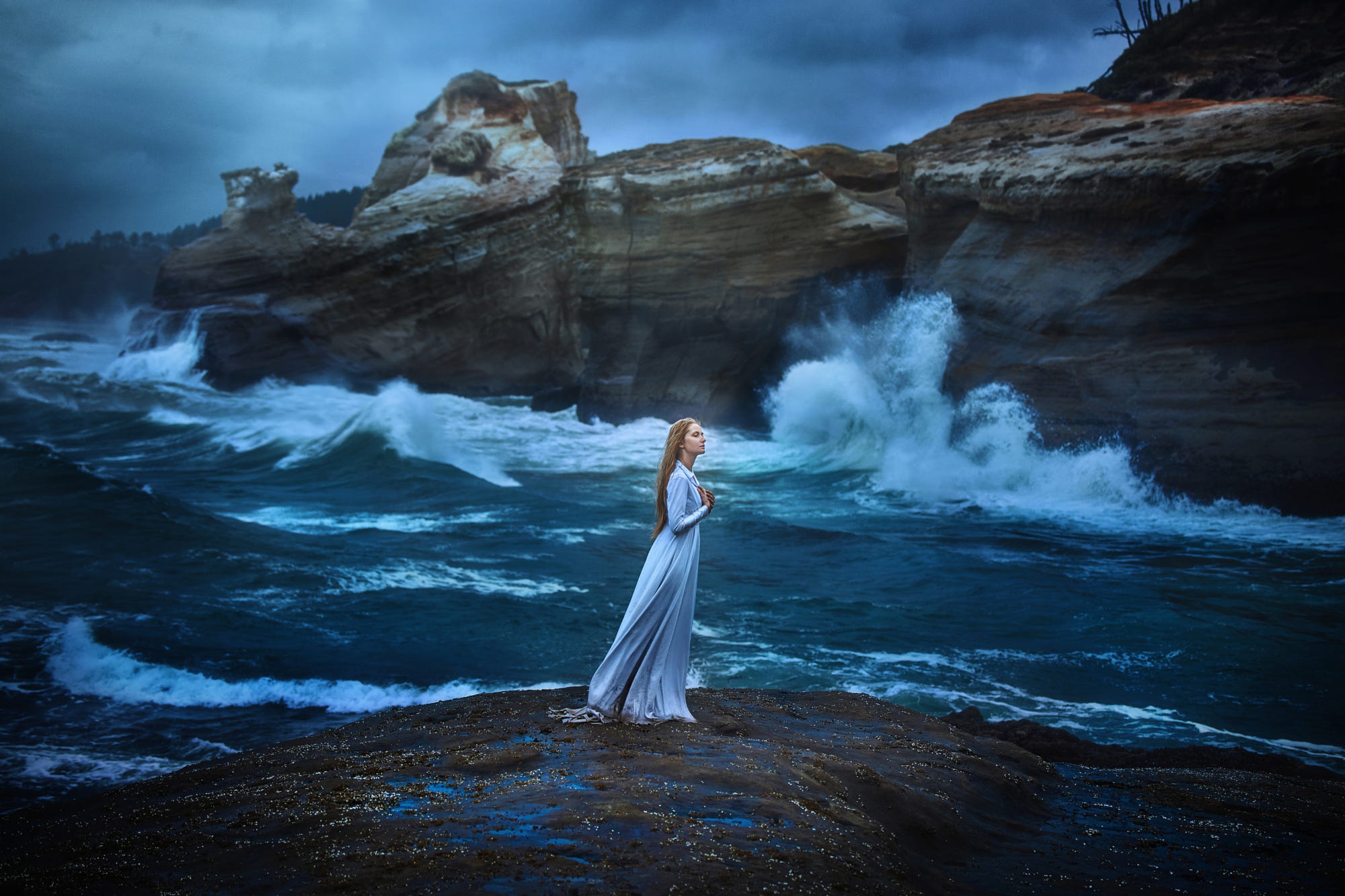 Песня королева морей. Морская богиня Калипсо. Девушка на обрыве. Девушка на скале. Девушка на скале у моря.